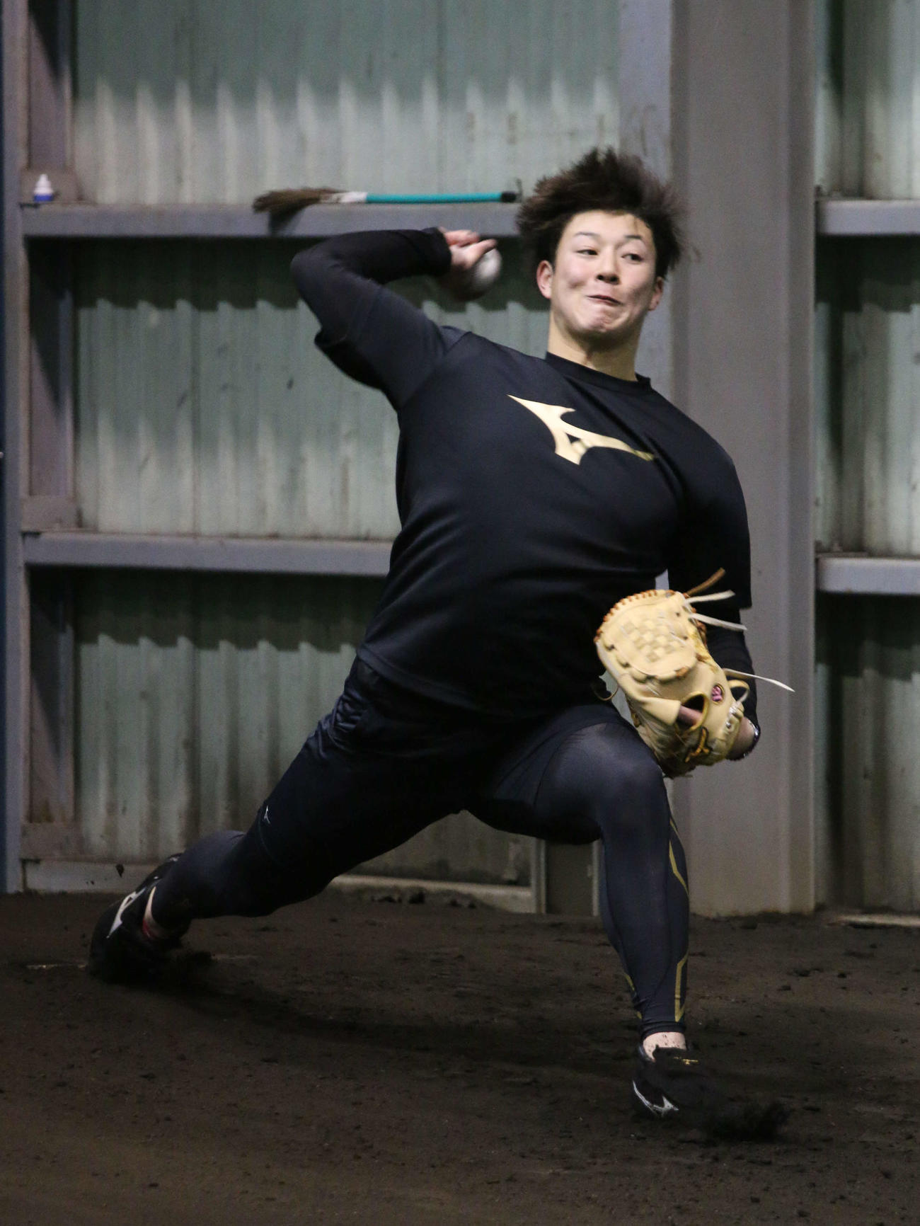 鎌ケ谷でブルペン投球を行う日本ハム吉田輝（撮影・木下大輔）