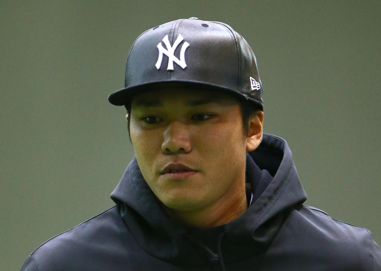 ヤンキースの帽子をかぶり自主トレを行う巨人坂本（撮影・足立雅史）