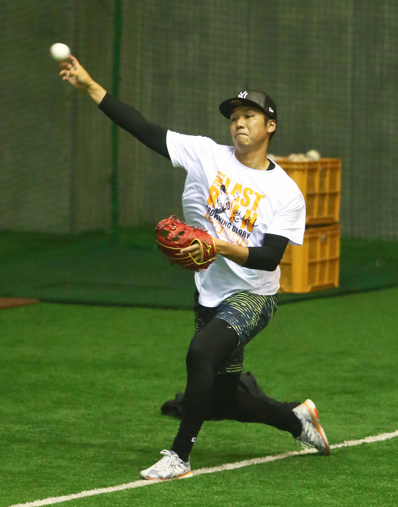 巨人阿部2軍監督の引退Tシャツ姿でキャッチボールする坂本（撮影・足立雅史）