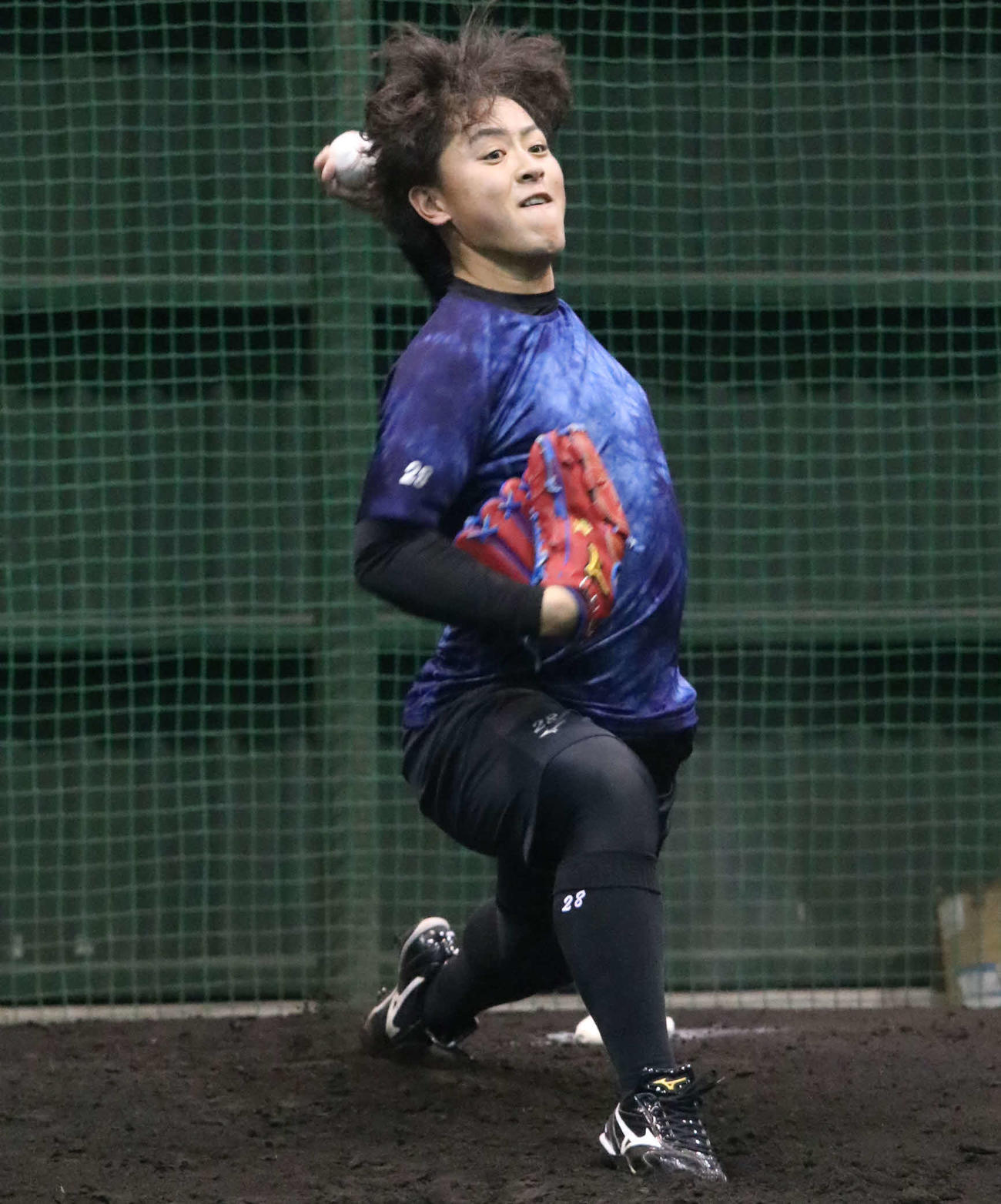 ブルペンで投球練習をする日本ハム河野（撮影・山崎純一）
