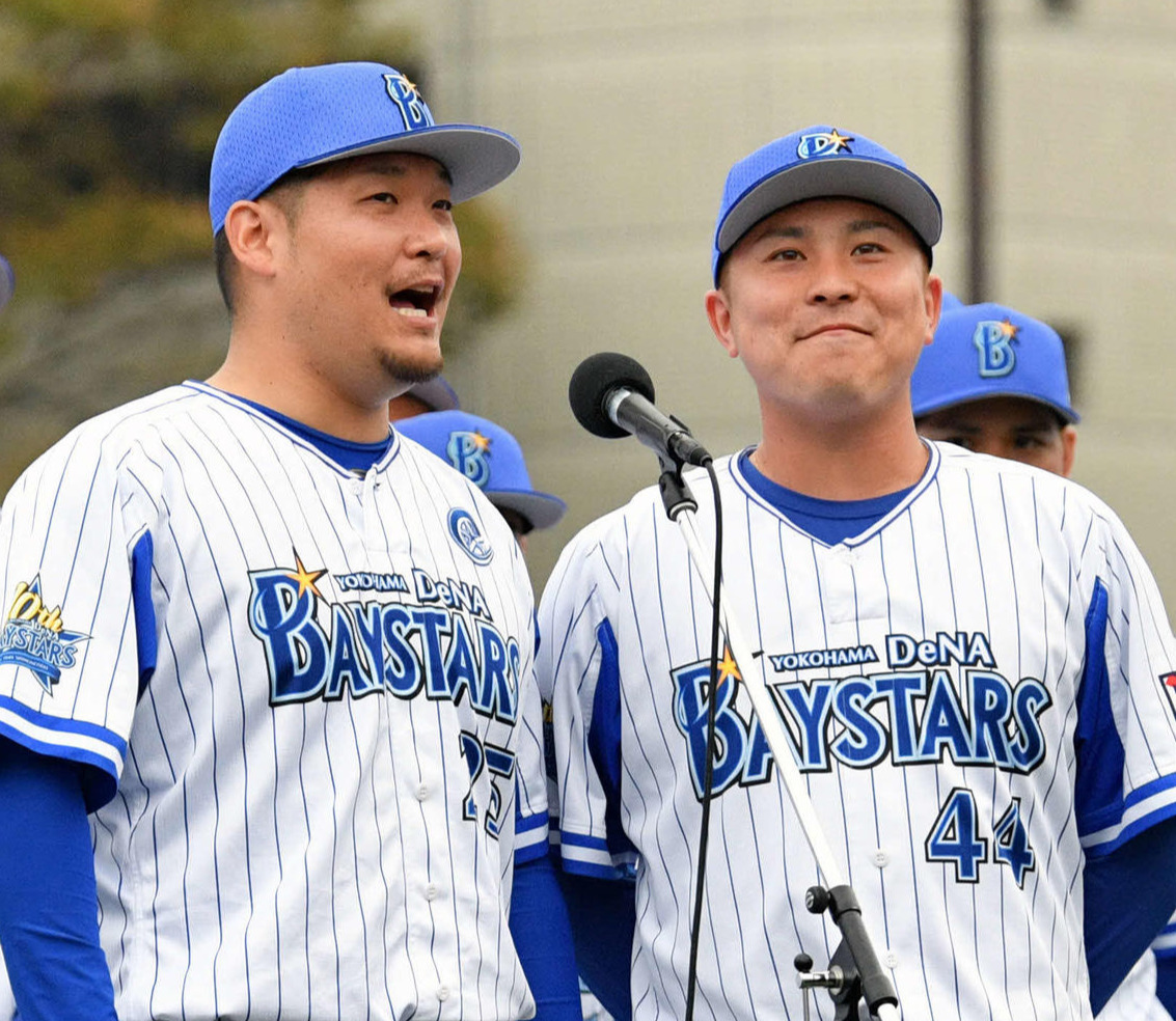 DeNA筒香（左）と佐野（2019年11月24日撮影）