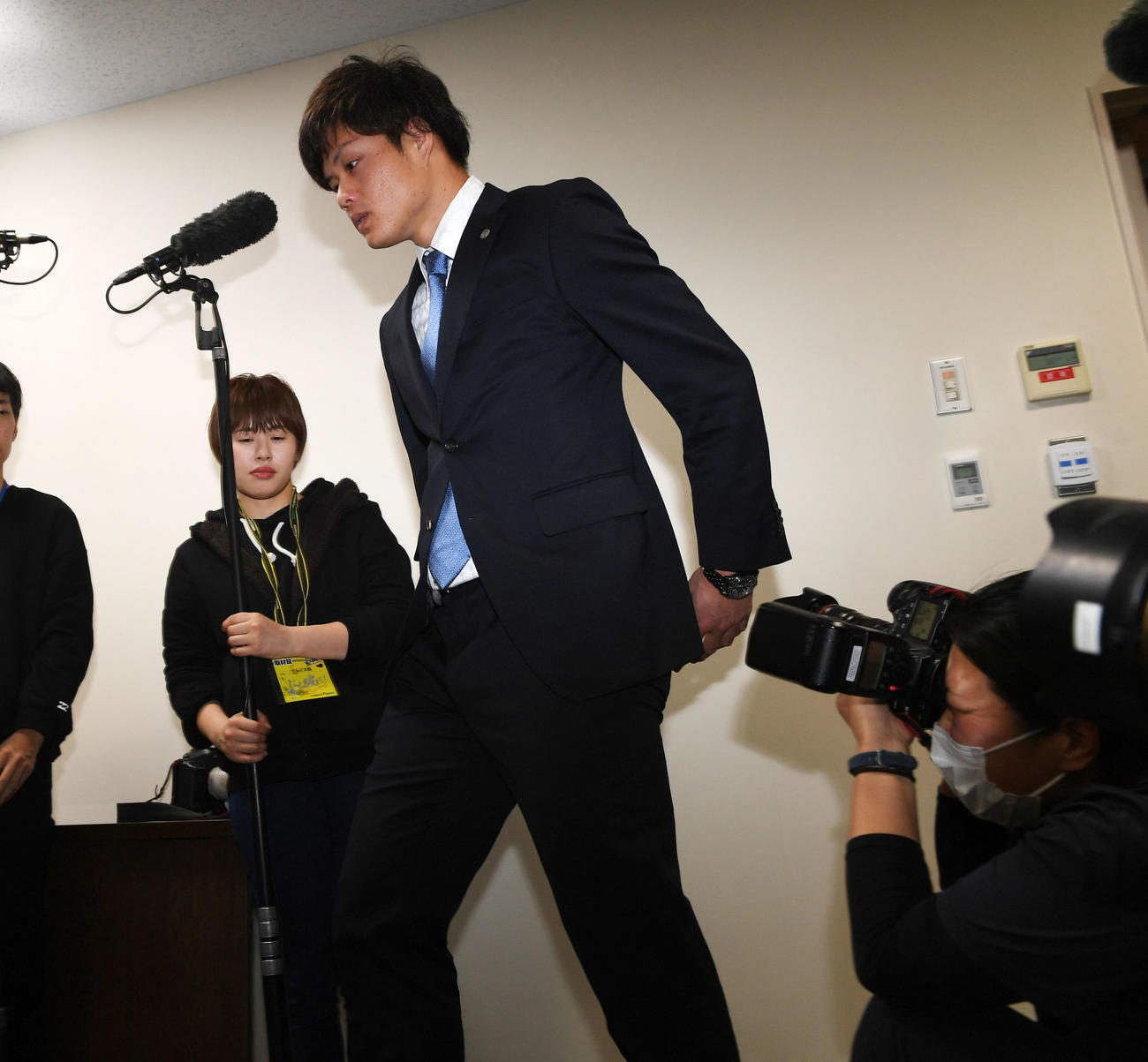一連の問題について会見場に入る守屋（撮影・前岡正明）
