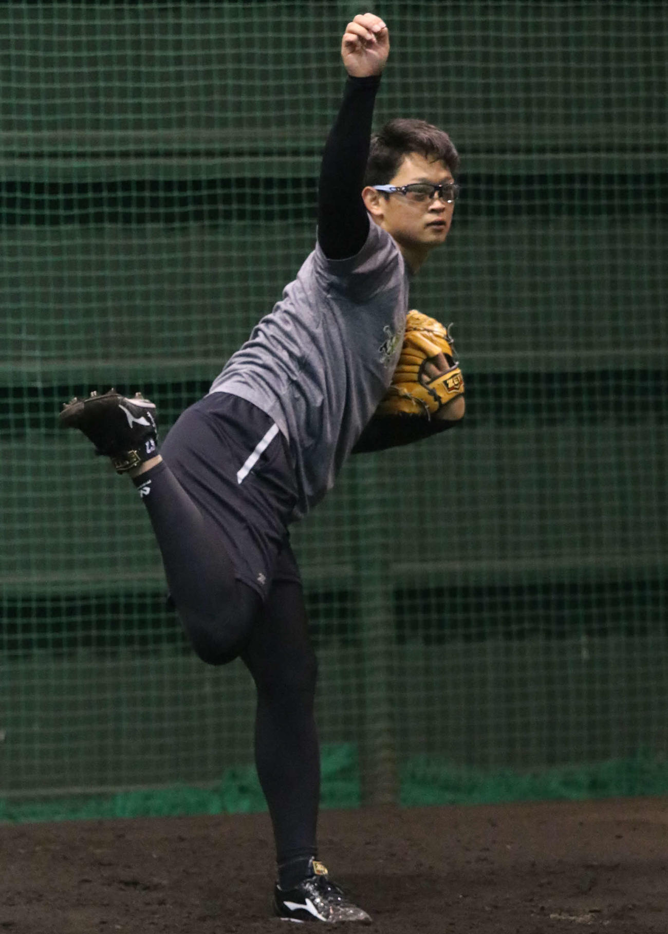 ブルペンで投球練習をする日本ハム鈴木健（撮影・山崎純一）