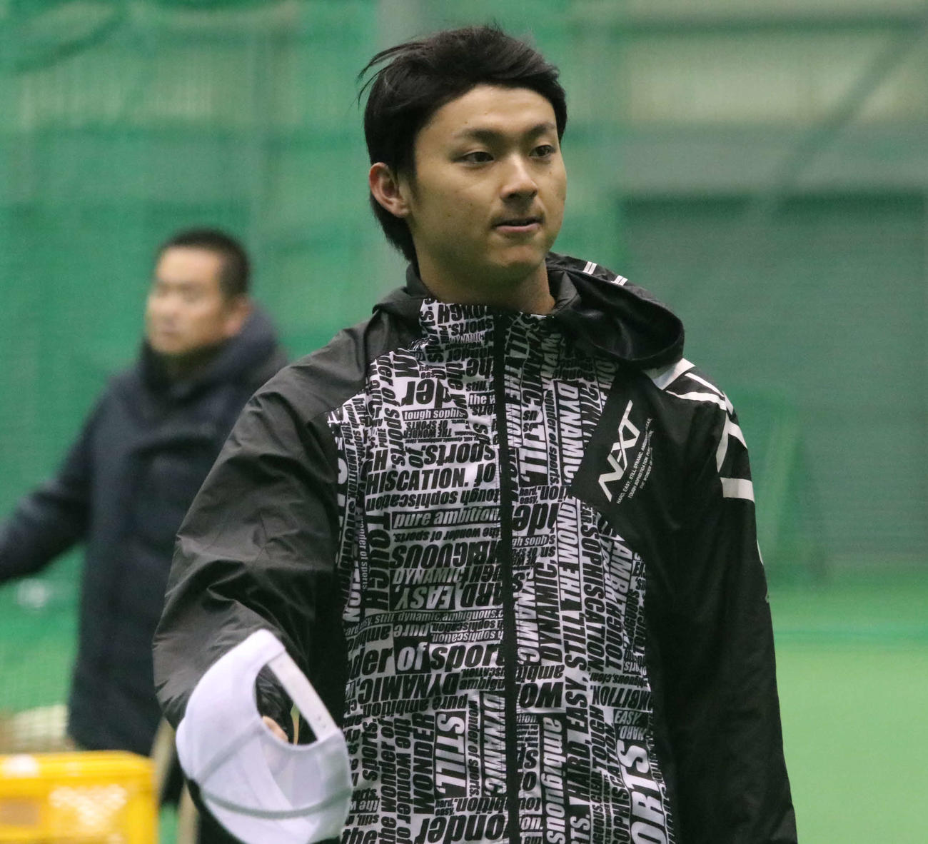 チームメートにあいさつする日本ハム田中（撮影・山崎純一）