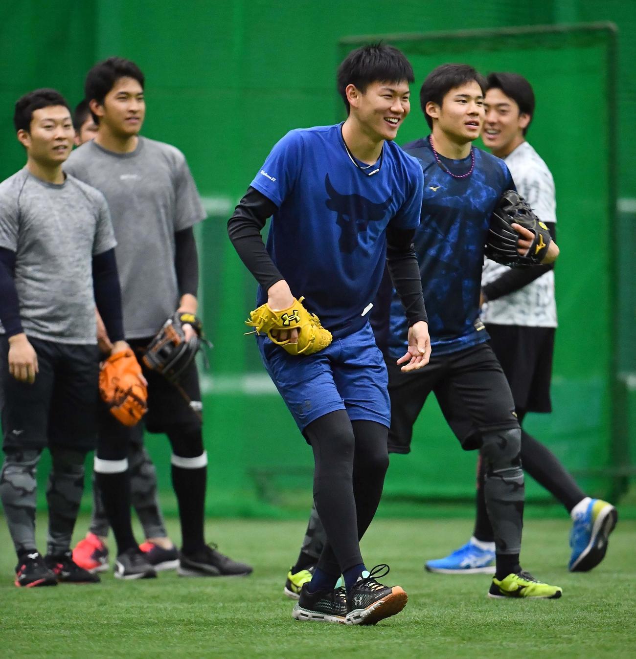 笑顔を見せながらノックを受ける及川（中央）（撮影・上田博志）