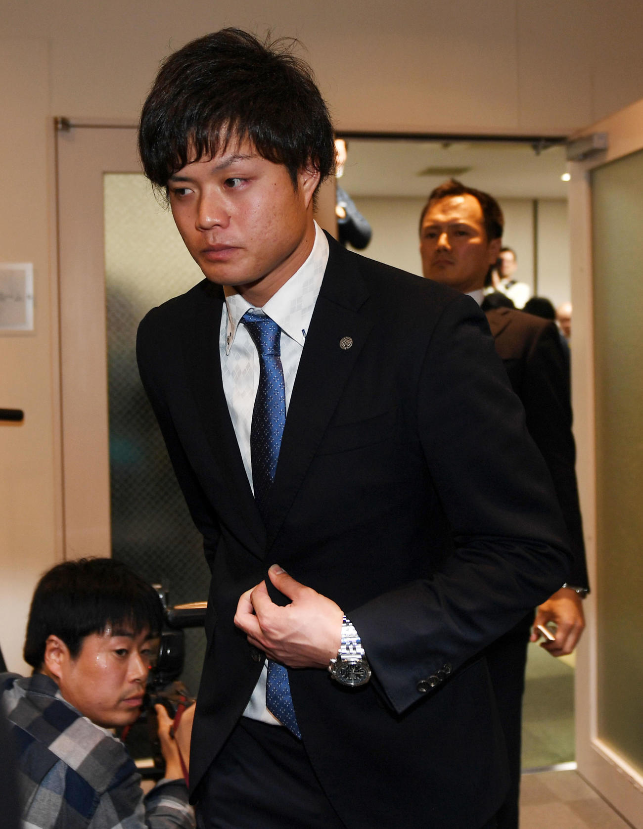 一連の問題についての会見を終え引き揚げる守屋（撮影・前岡正明）