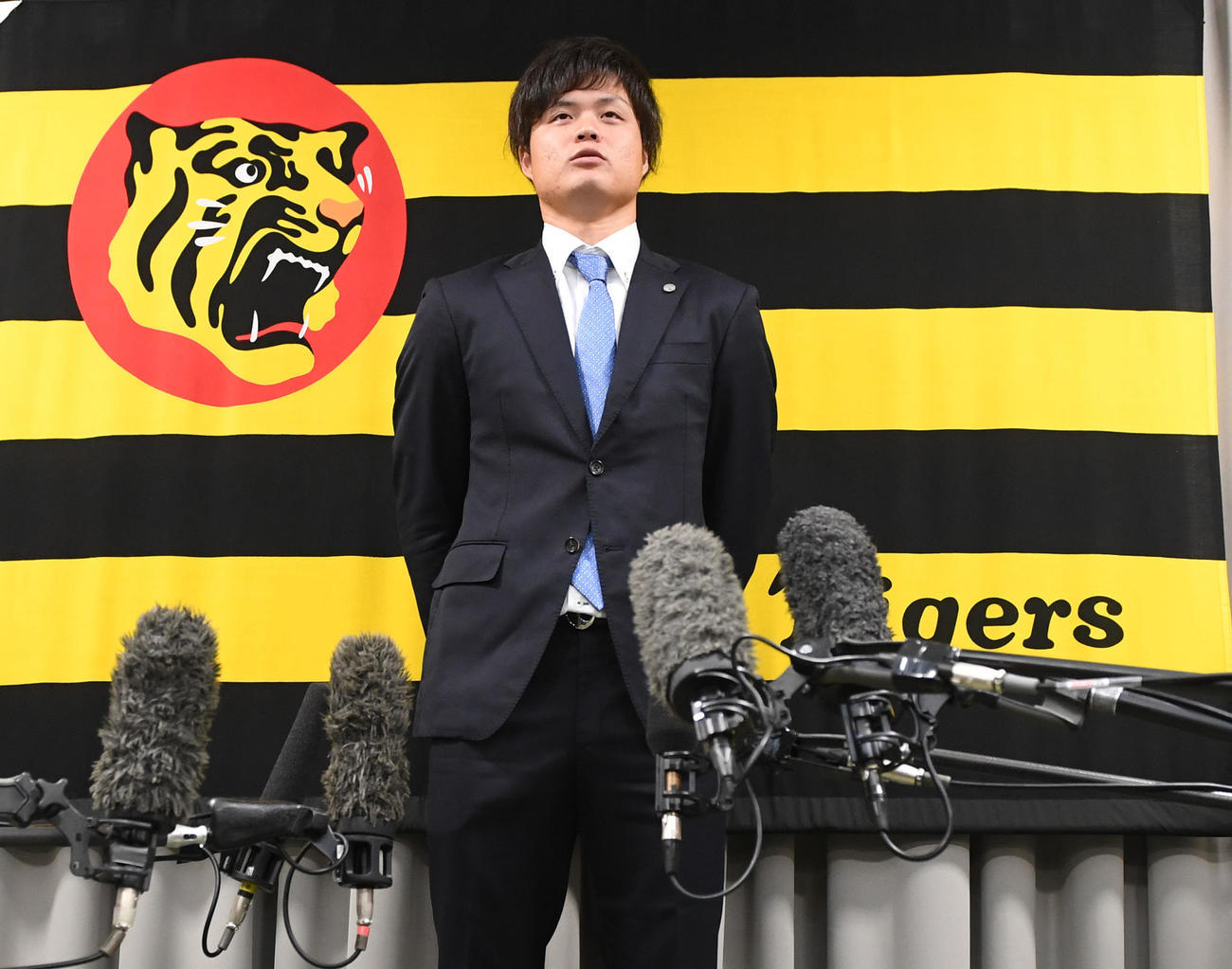 一連の問題について会見する守屋（撮影・前岡正明）