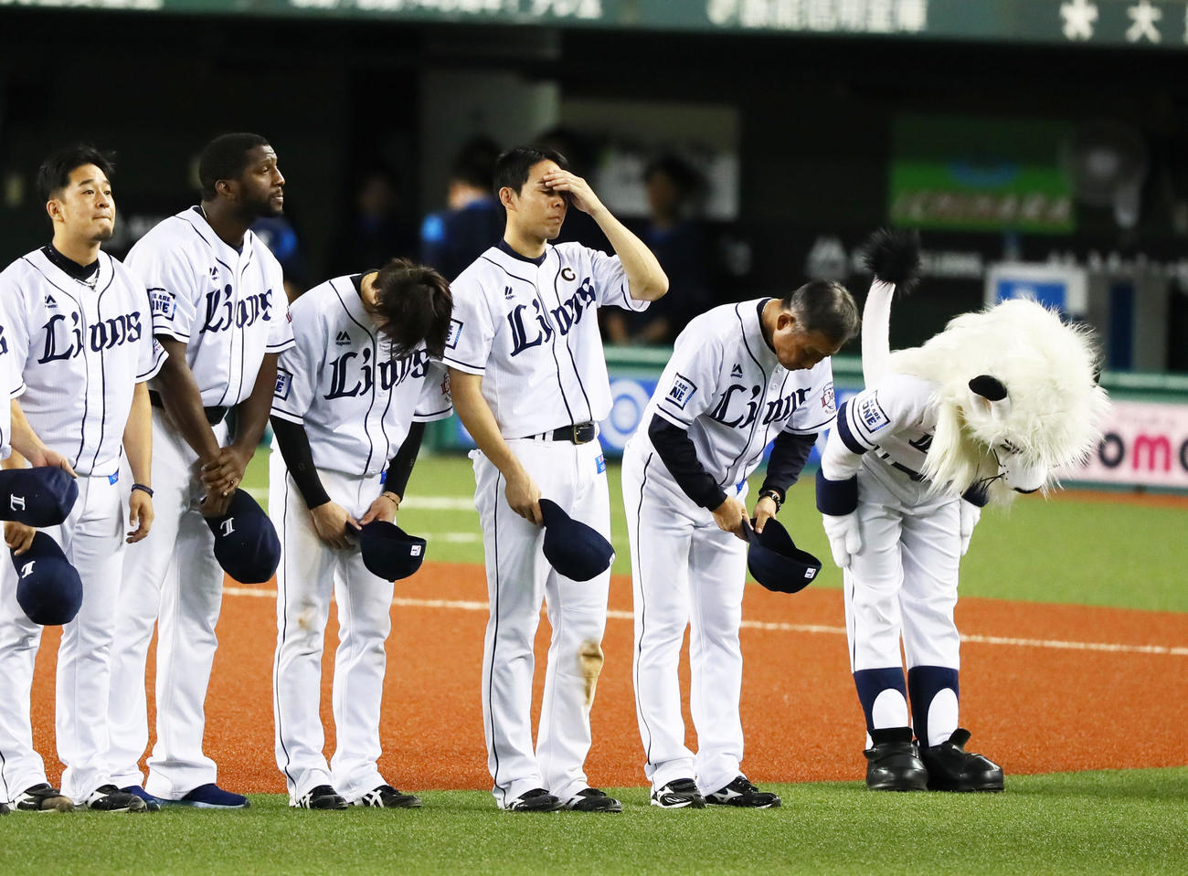 日本シリーズ進出を逃しスタンドのファンに頭を下げる、右から辻監督、秋山ら西武ナイン（19年10月13日撮影）