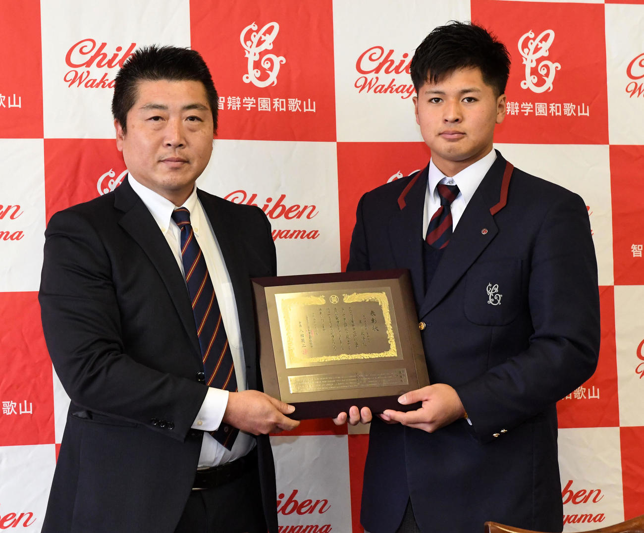 伊藤和歌山県高野連理事長から日本学生野球協会和歌山県優秀選手の表彰を受ける楽天黒川（撮影・前岡正明