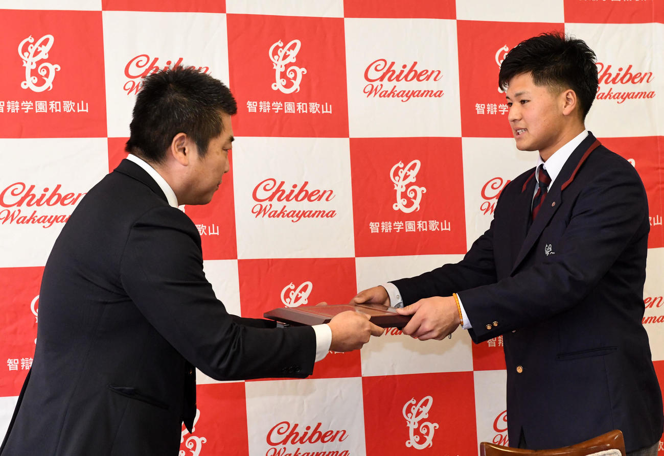 伊藤和歌山県高野連理事長から日本学生野球協会和歌山県優秀選手の表彰を受ける楽天黒川（撮影・前岡正明）