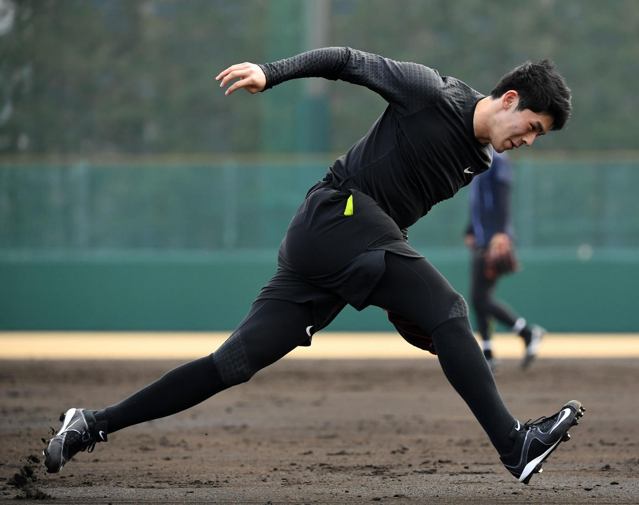 ノックで軽快な動きを見せるロッテ佐々木朗（撮影・横山健太）