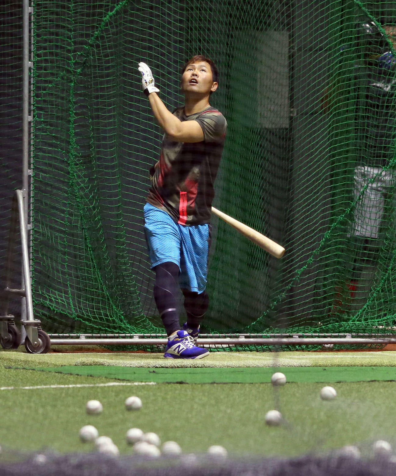 室内練習場で打ち込む中村晃（撮影・栗木一考）