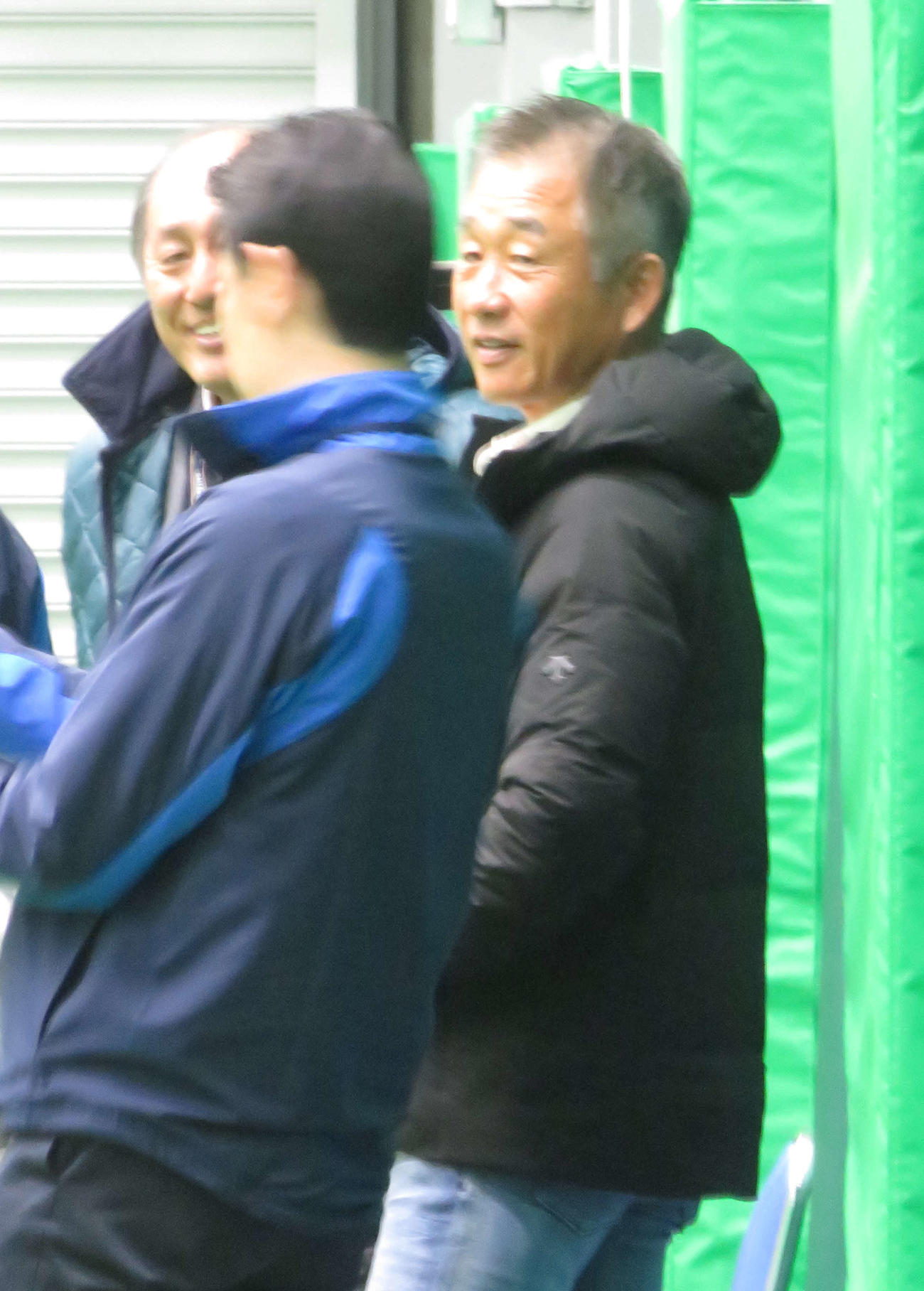 新人合同自主トレを視察する西武辻監督（右）（撮影・栗田成芳）