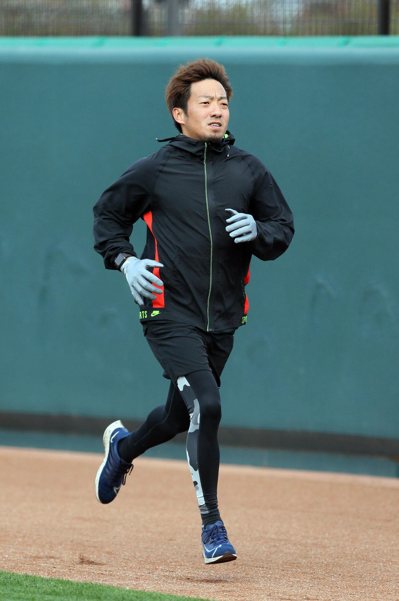 ランニングで汗を流す嘉弥真（撮影・栗木一考）