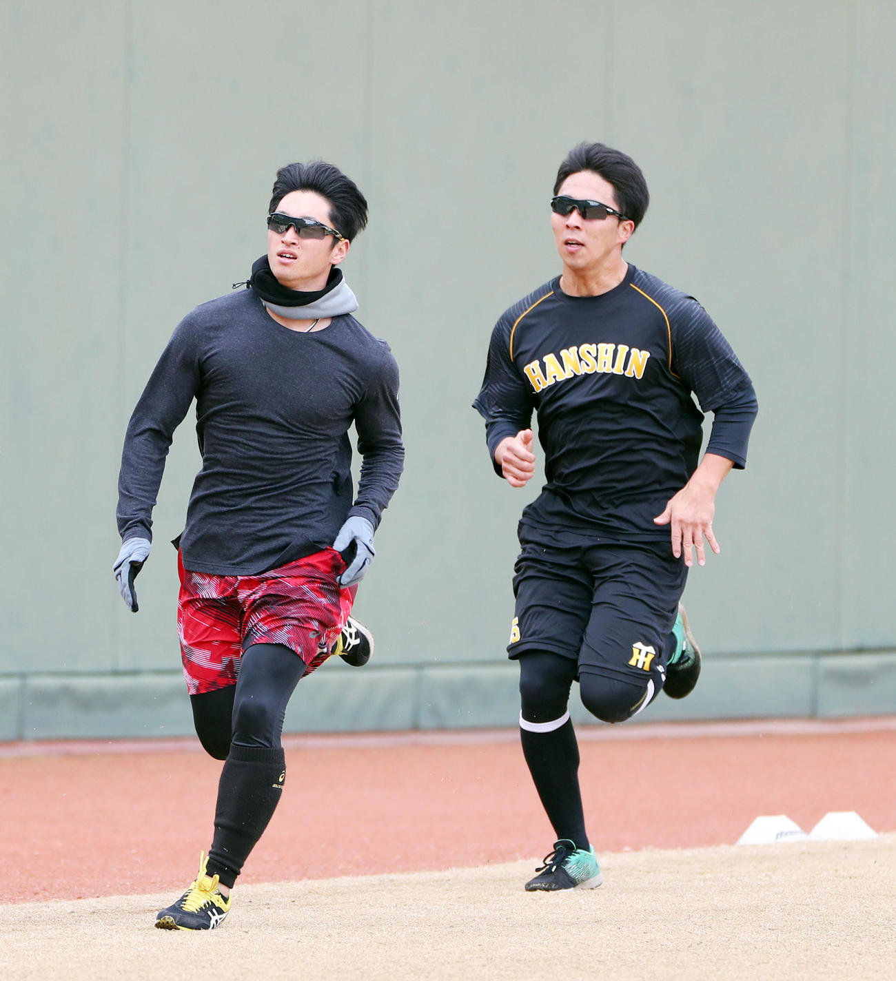 鳴尾浜球場の外野で走り込む阪神片山（右）と近本（撮影・前田充）