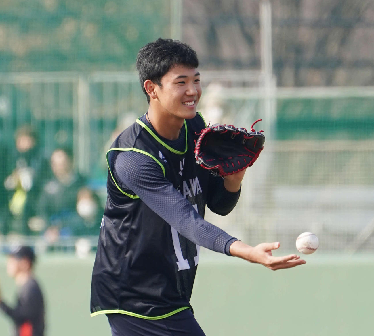 投内連係を行うヤクルト奥川（2020年1月24日）