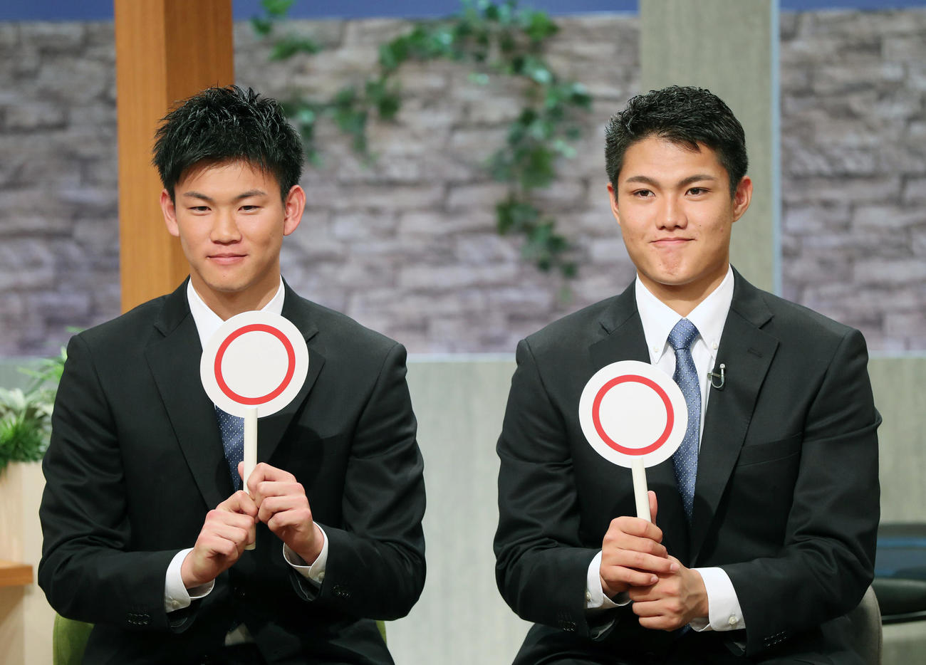 サンテレビ「熱血！タイガース党」に出演し、「新人王を取る！」という質問に○マル印で答える西純（右）と及川（撮影・前田充）