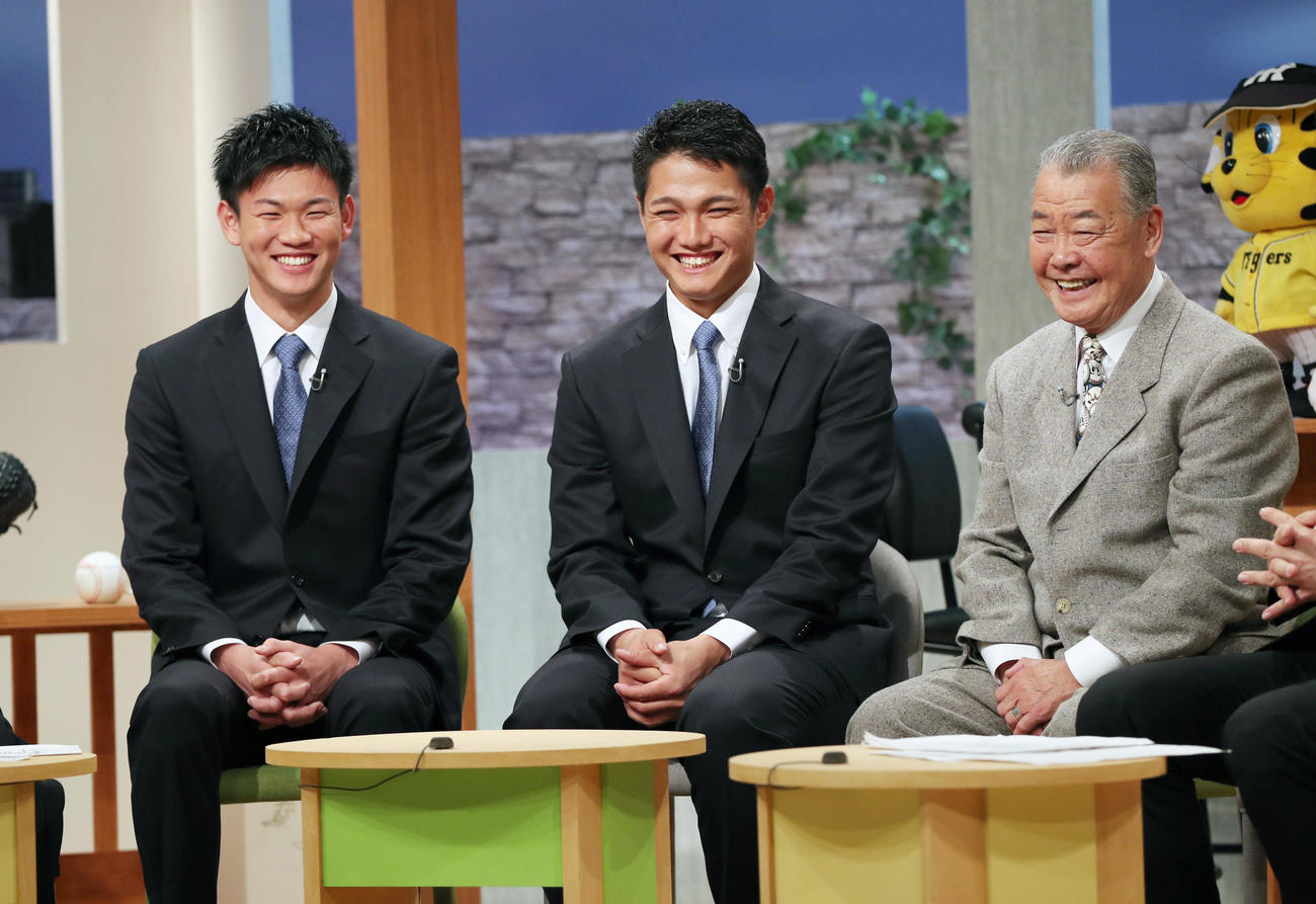 サンテレビ「熱血！タイガース党」に出演し笑顔を見せる西純（中央）と及川。右は福本氏（撮影・前田充）