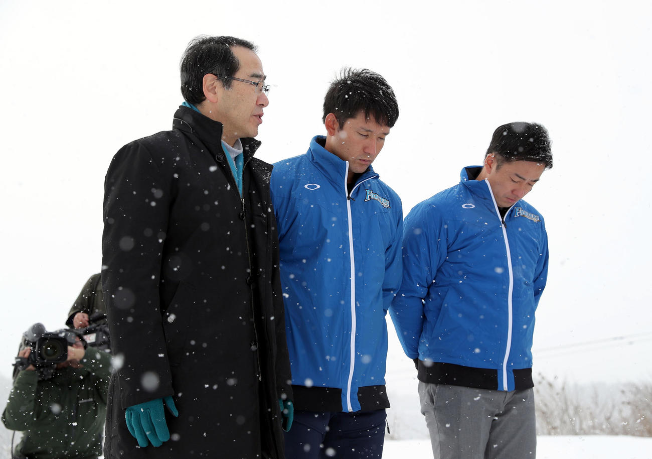 北海道胆振東部地震の被災地を訪れ黙祷をする日本ハム杉谷と斎藤（右奥）（撮影・佐藤翔太）
