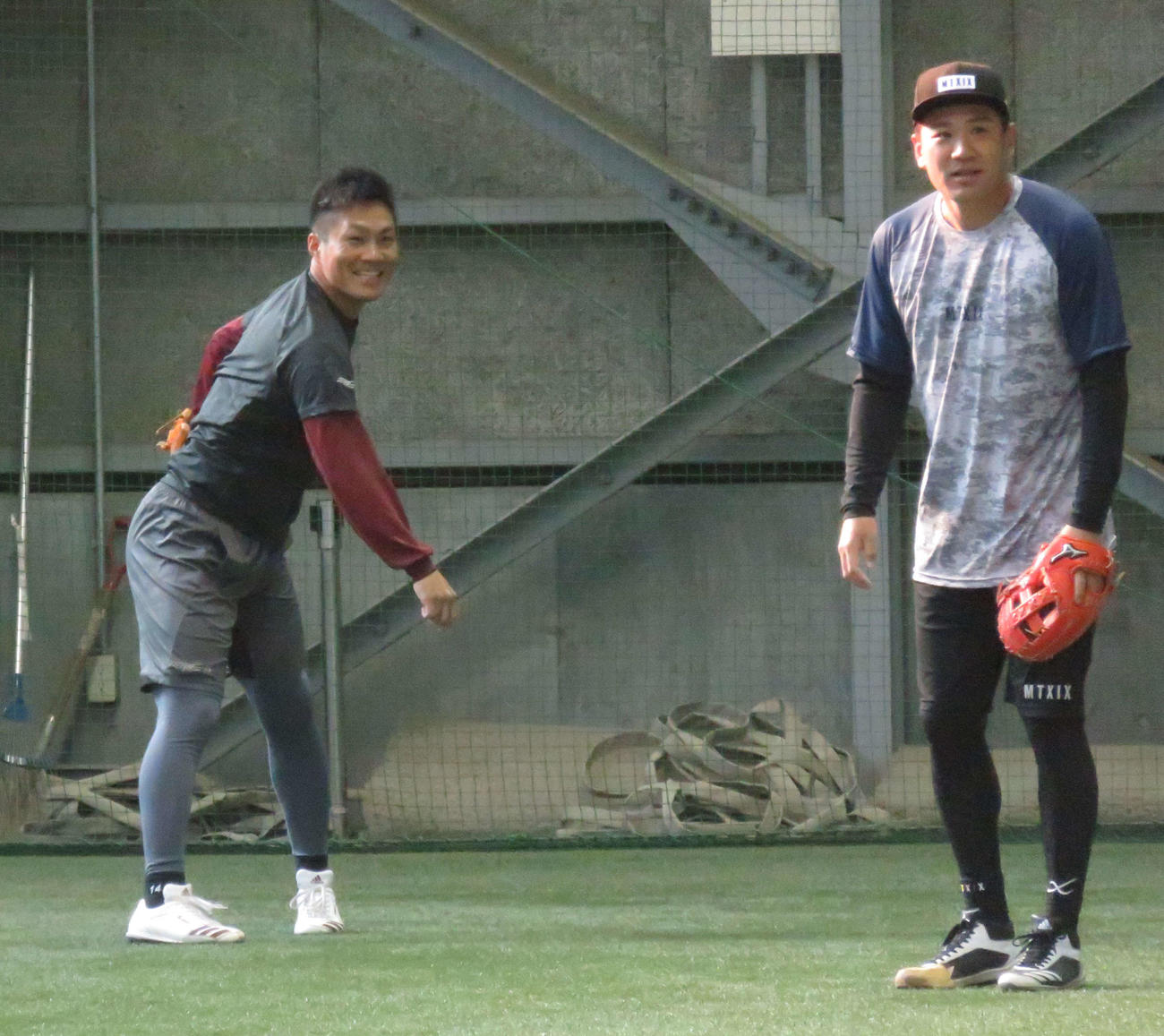 自主トレでノックを受ける楽天則本昂（左）とヤンキース田中（右）（撮影・桑原幹久）