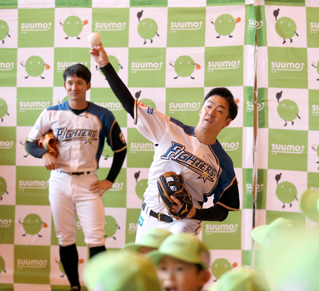 ストラックアウト対決で投球する日本ハム斎藤、後ろは杉谷（撮影・佐藤翔太）