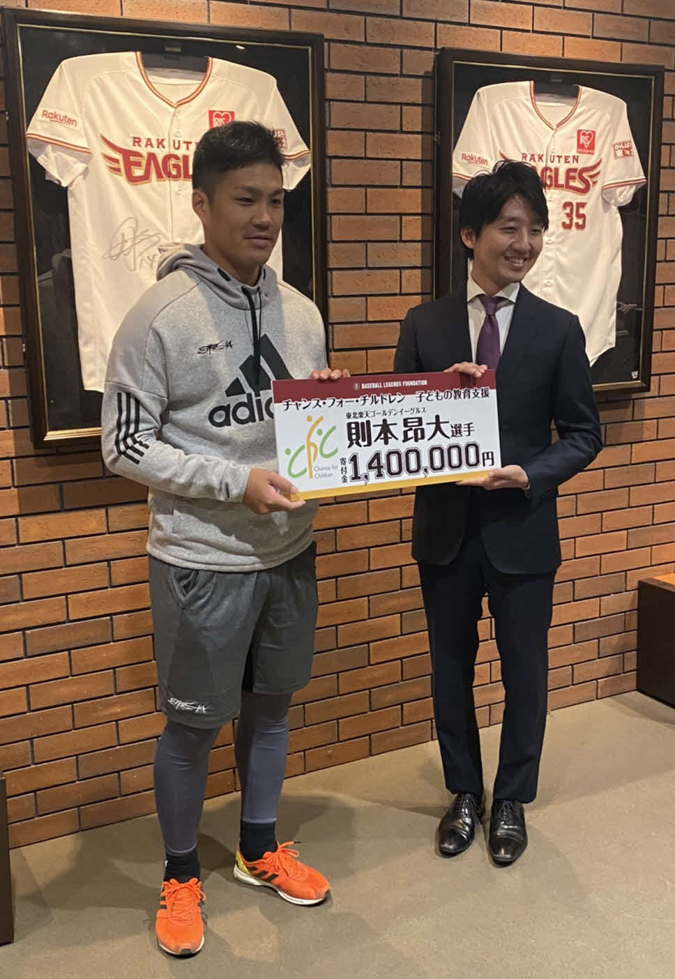 公益社団法人チャンス・フォー・チルドレン代表理事の今井悠介氏（右）へ寄付金140万円を贈呈する楽天則本昂（左）（撮影・桑原幹久）