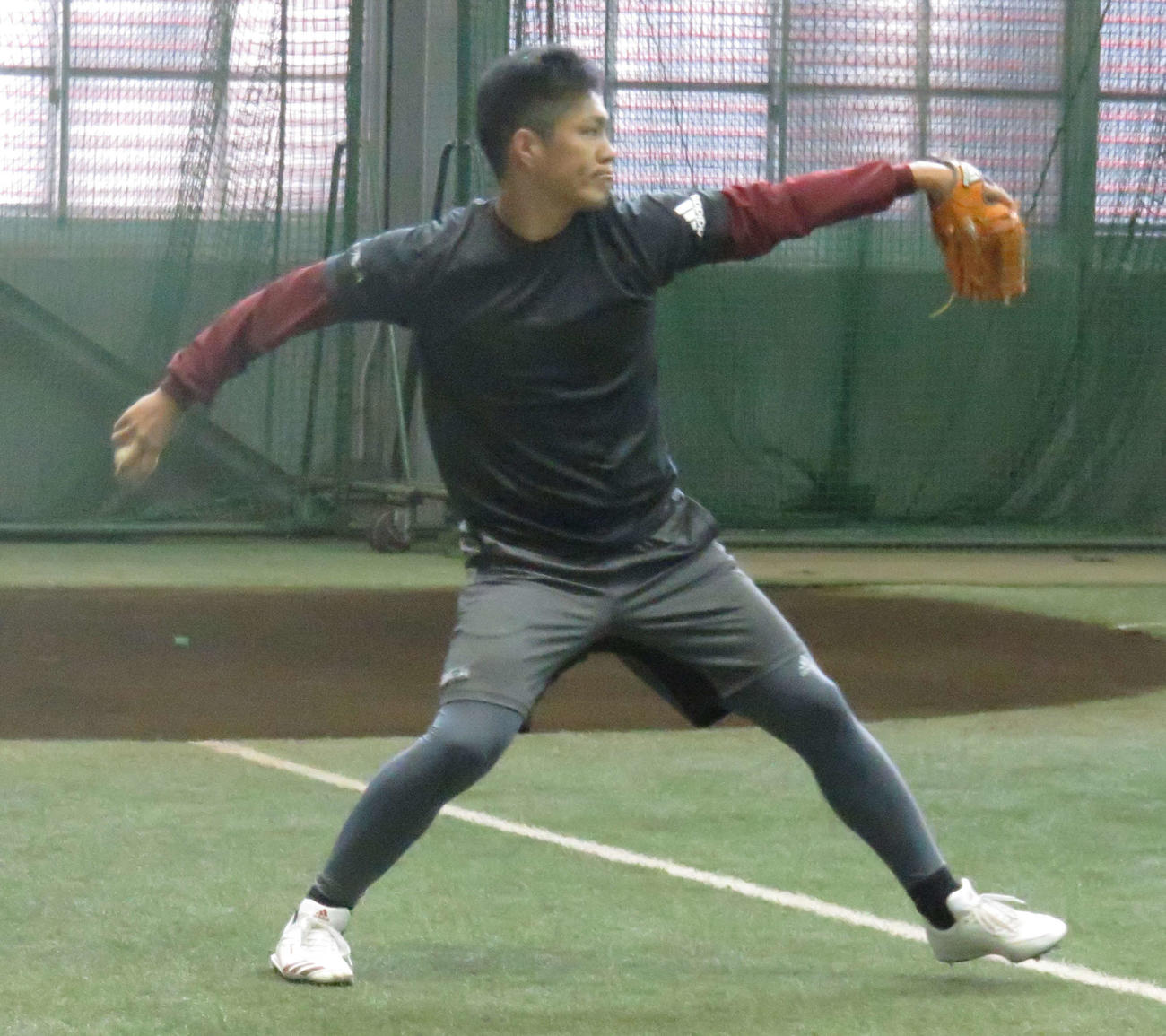 自主トレでキャッチボールを行う楽天則本昂（撮影・桑原幹久）