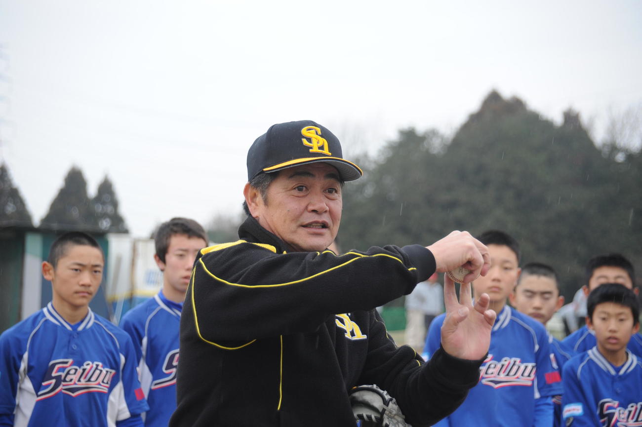 被災した熊本の少年野球2チームに投球について指導するソフトバンク工藤公康監督（撮影・浦田由紀夫）