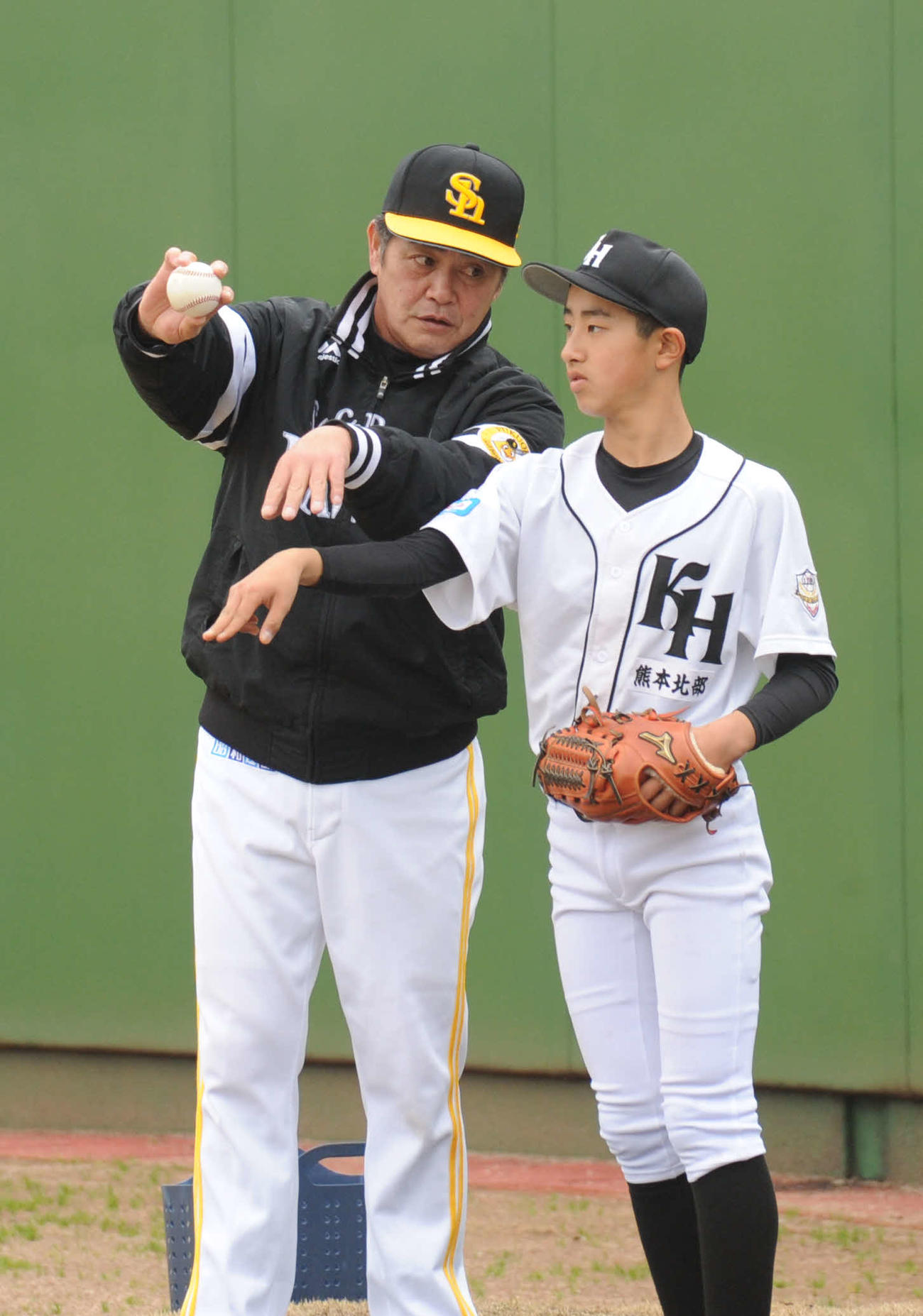 震災被害を受けた熊本の少年野球チームの投手に熱心に投球指導するソフトバンク工藤公康監督（撮影・浦田由紀夫）