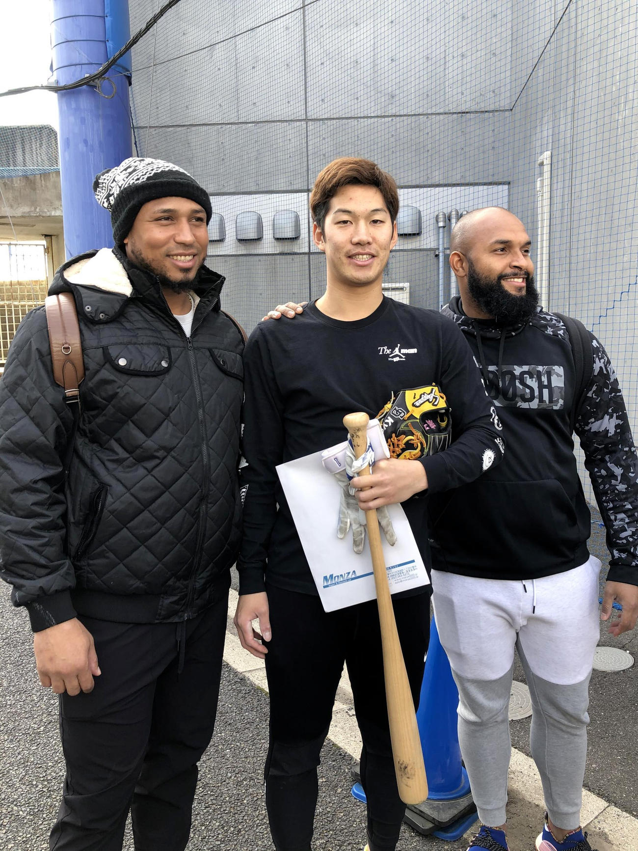 中日新外国人のシエラ(左)はアルモンテ(右)に紹介された京田(中)と笑顔で記念撮影
