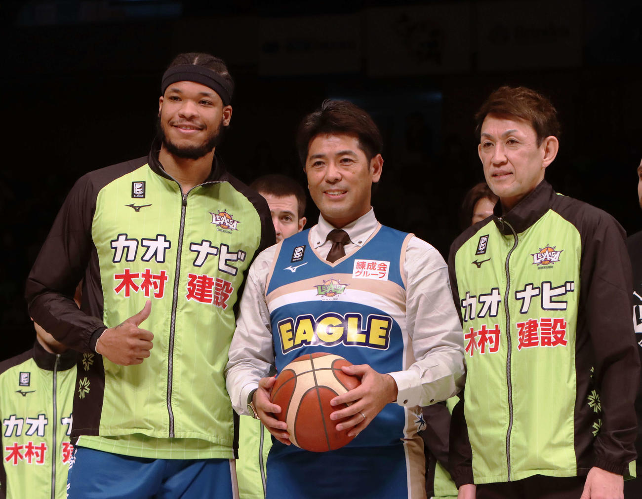 北海道－SR渋谷戦で試合前セレモニーに登場した侍ジャパン稲葉監督（中央）。右は折茂、左はミークス（撮影・奥村昌治）