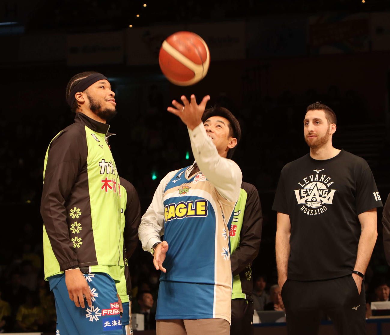 侍ジャパン稲葉監督がBリーグ北海道対SR渋谷戦で試合前セレモニー登場（撮影・奥村昌治）