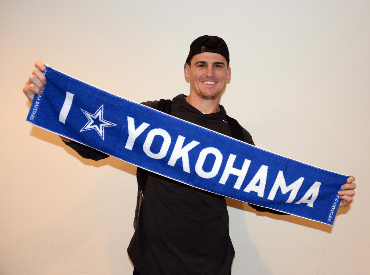 DeNA期待の新外国人オースティン内野手は「I☆YOKOHAMA」タオルを手に笑顔を見せる（撮影・鈴木正章）