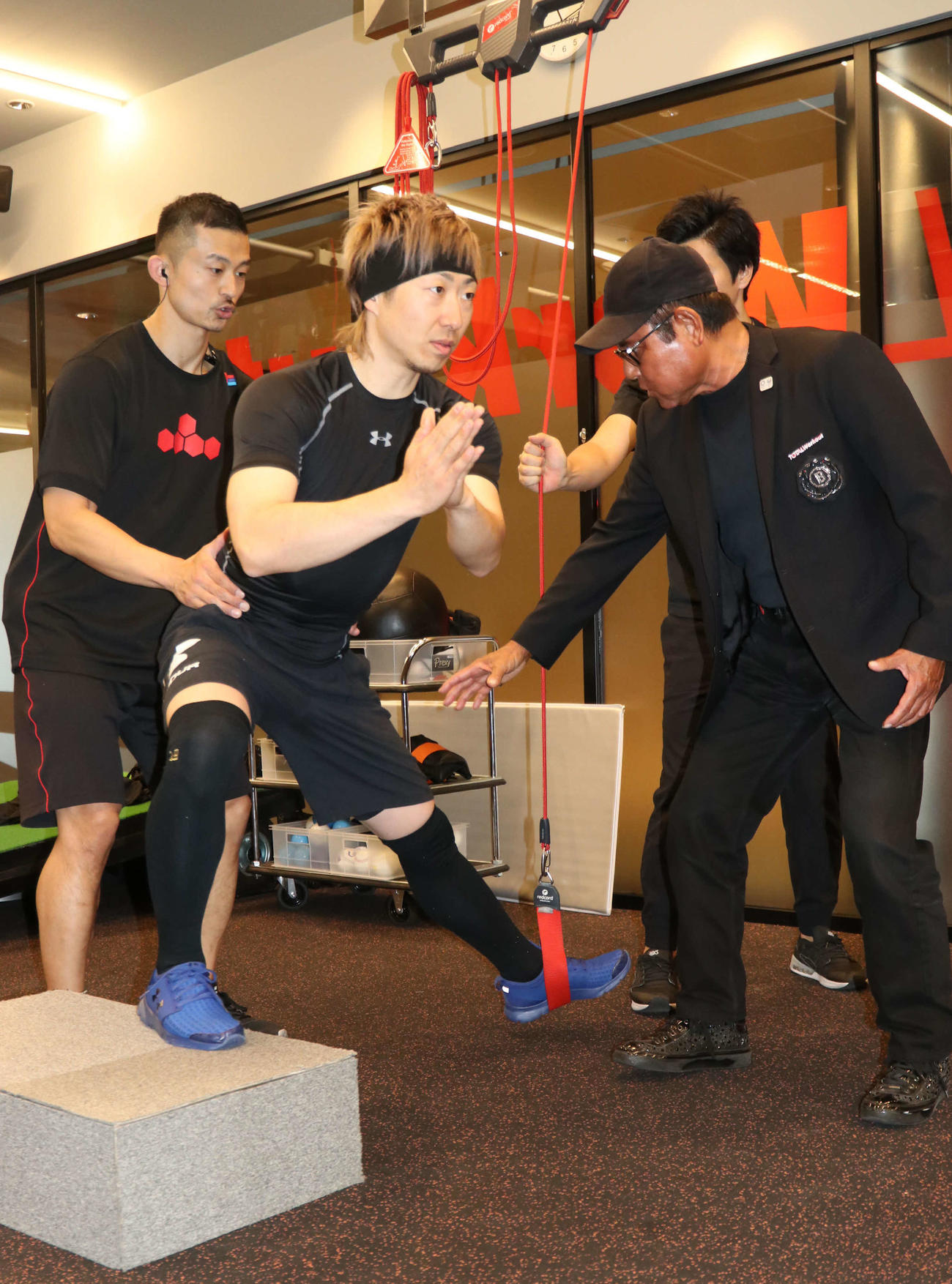 ケビン山崎氏（右手前）からトレーニング指導を受ける日本ハム金子（撮影・山崎純一）