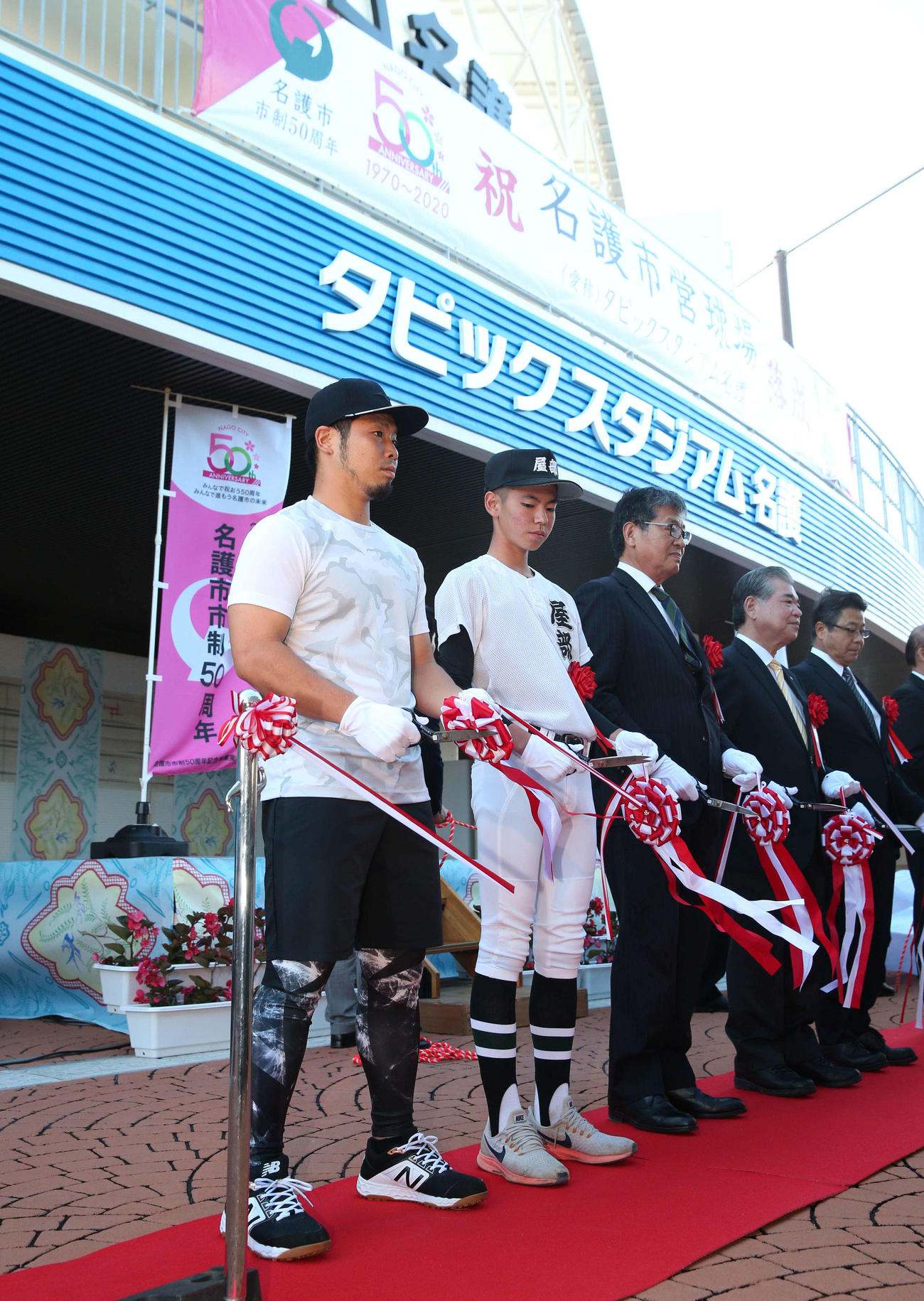 タピックスタジアム名護（名護市営球場）でテープカットする日本ハム近藤（左端）（撮影・黒川智章）