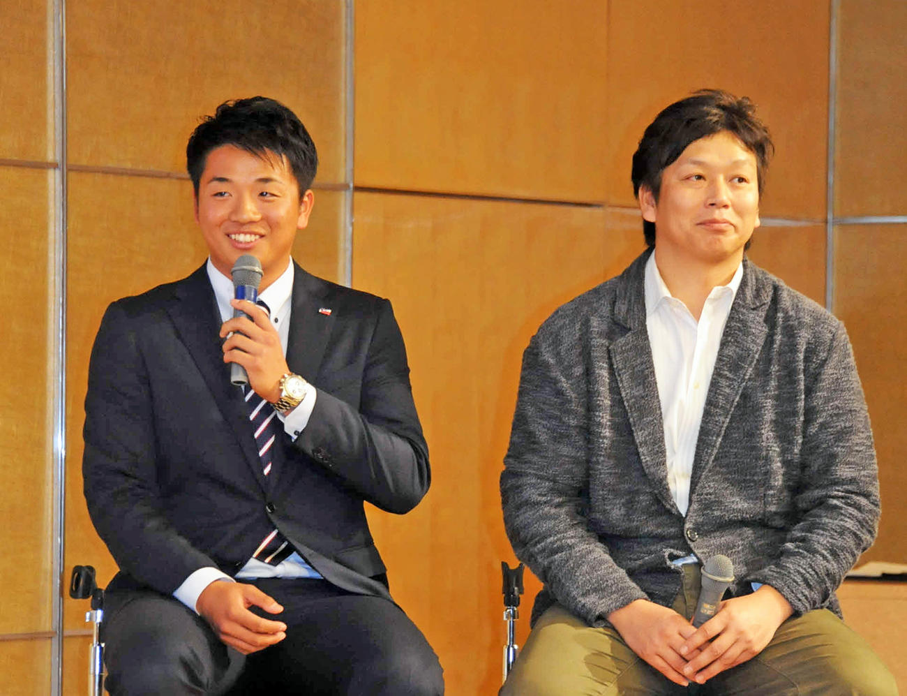 ヤクルト鈴木裕太が2年目の決意を話す（左）。右は元ヤクルト投手の本間忠氏（撮影・小林忠）