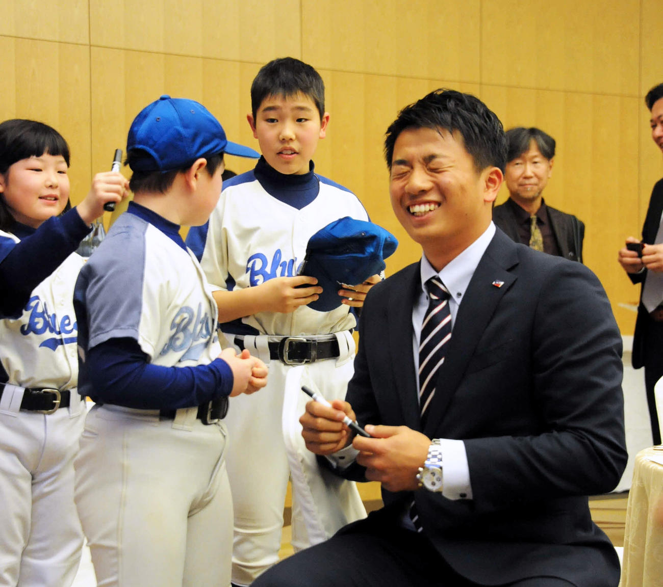 ヤクルト鈴木裕太はサイン攻めに笑顔で応じる（撮影・小林忠）