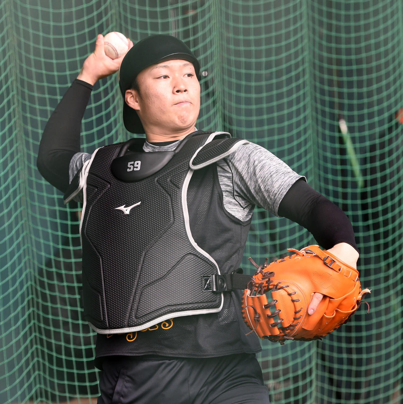 ブルペンで捕手を務めた藤田（撮影・前岡正明）