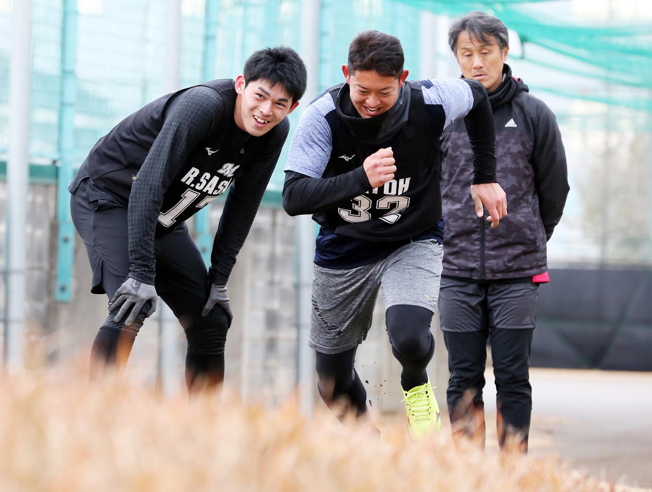 繰り返しの坂道ダッシュで、思わず苦笑するロッテ佐々木朗希（左）。手前は佐藤（撮影・浅見桂子）