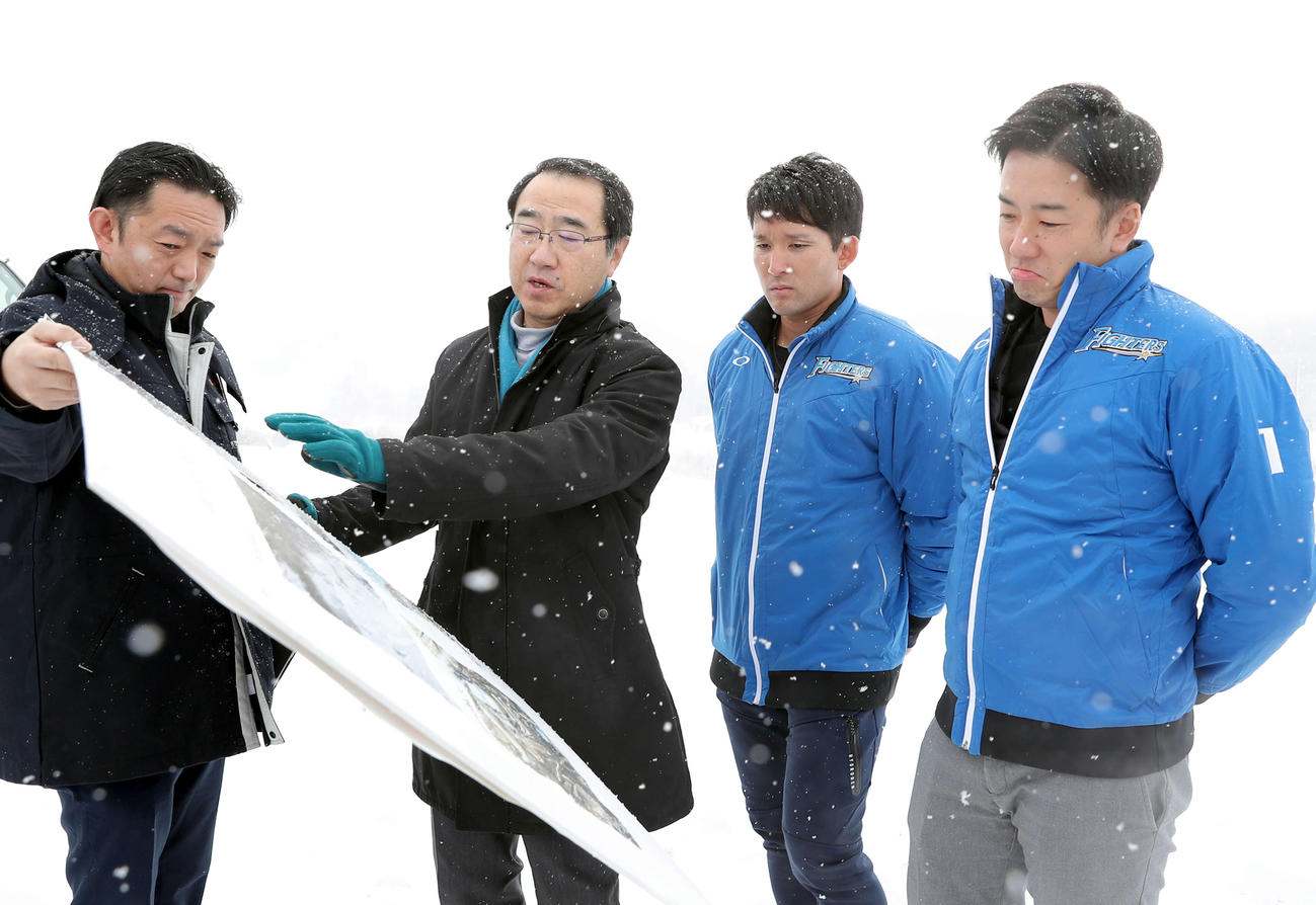 北海道胆振東部地震の被災地を訪れ説明を受ける日本ハム杉谷と斎藤（右手前）（撮影・佐藤翔太）