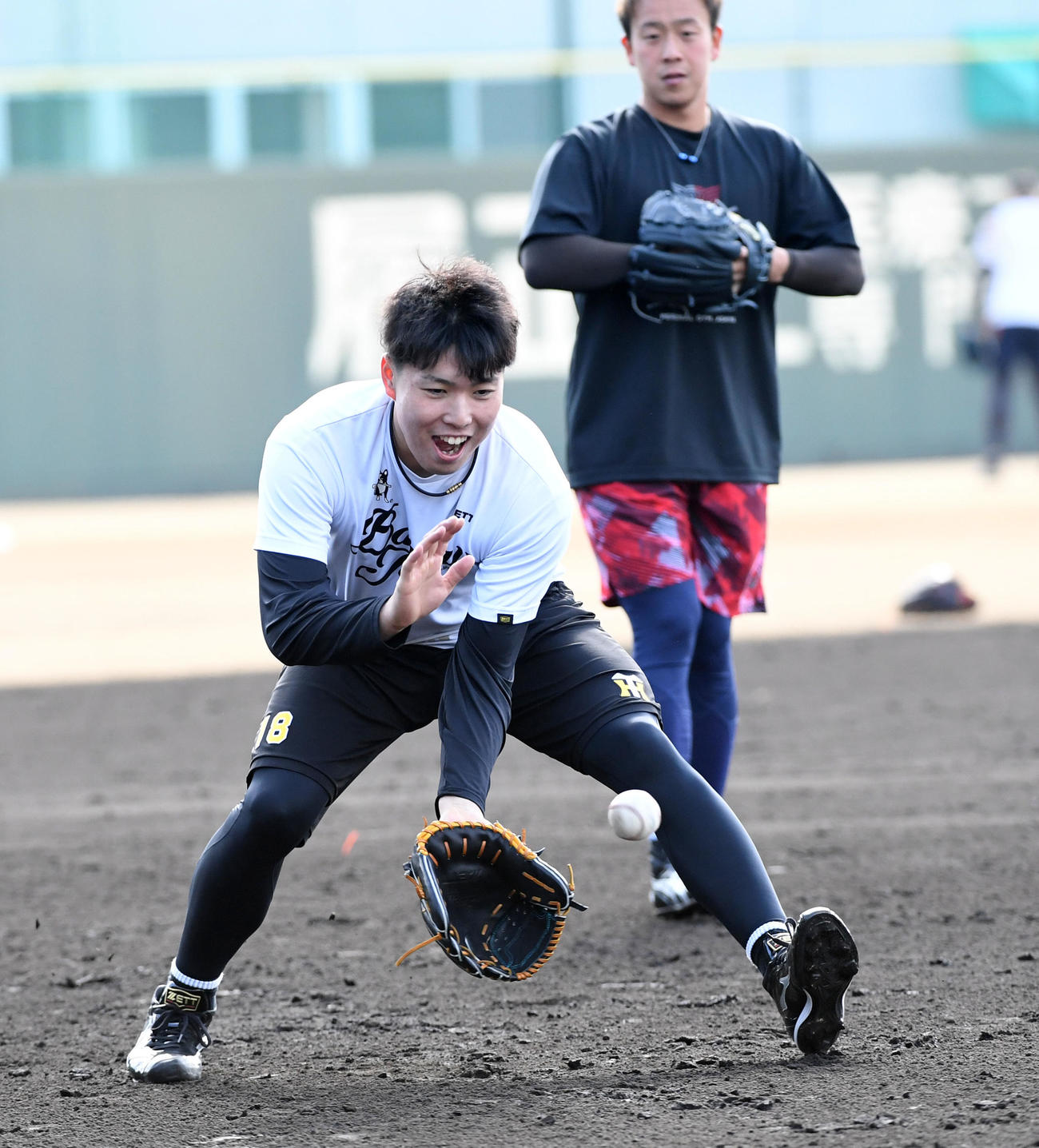 笑顔でノックを受ける馬場（撮影・前岡正明）
