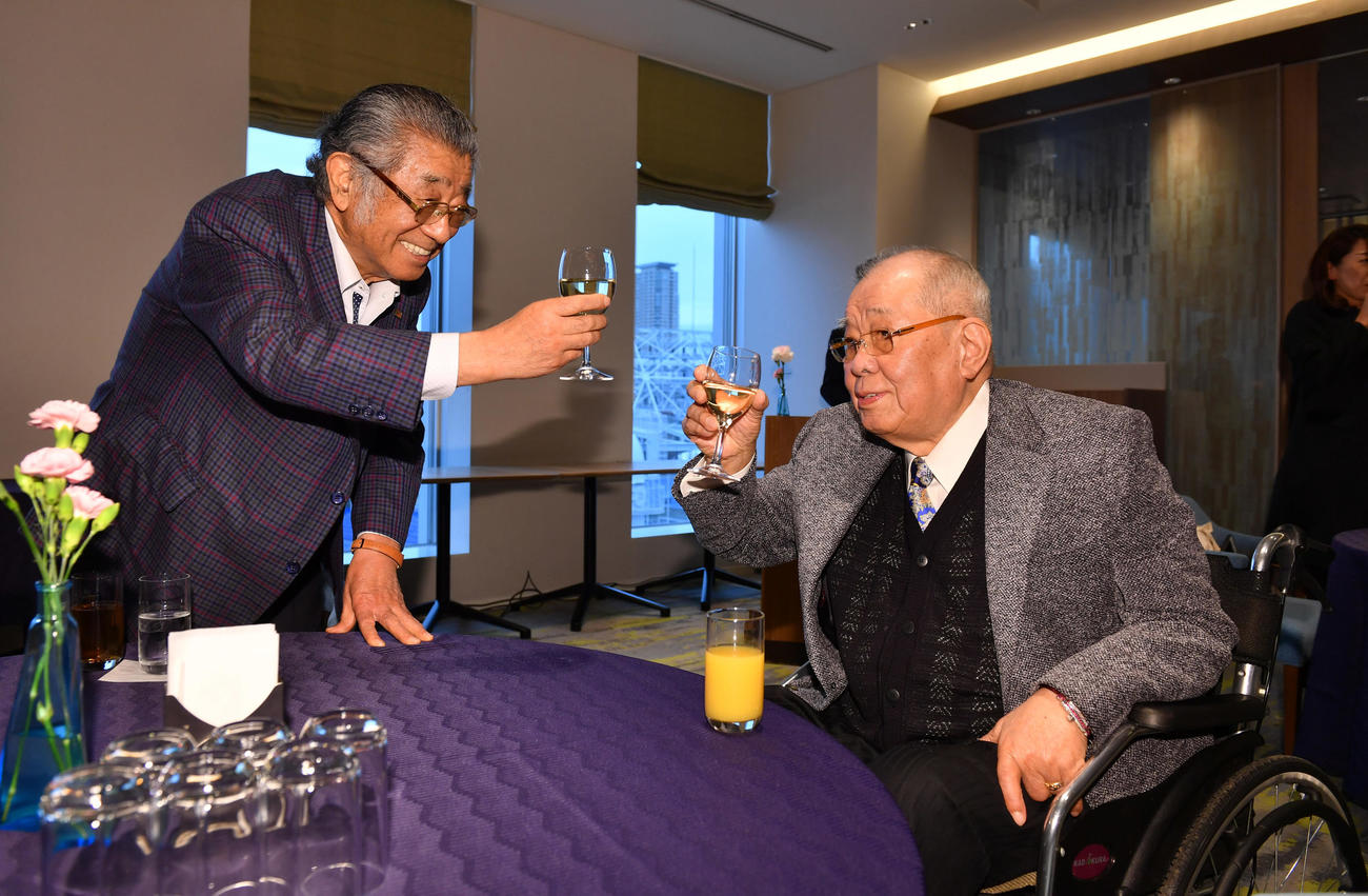 シダックス野球部OB会で野村克也氏（右）は志太勤最高顧問と乾杯する（撮影・柴田隆二）