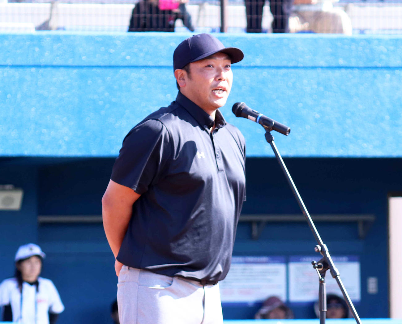 「第1回阿部慎之助杯争奪国頭地区中学軟式野球大会」であいさつする巨人阿部2軍監督（撮影・久永壮真）