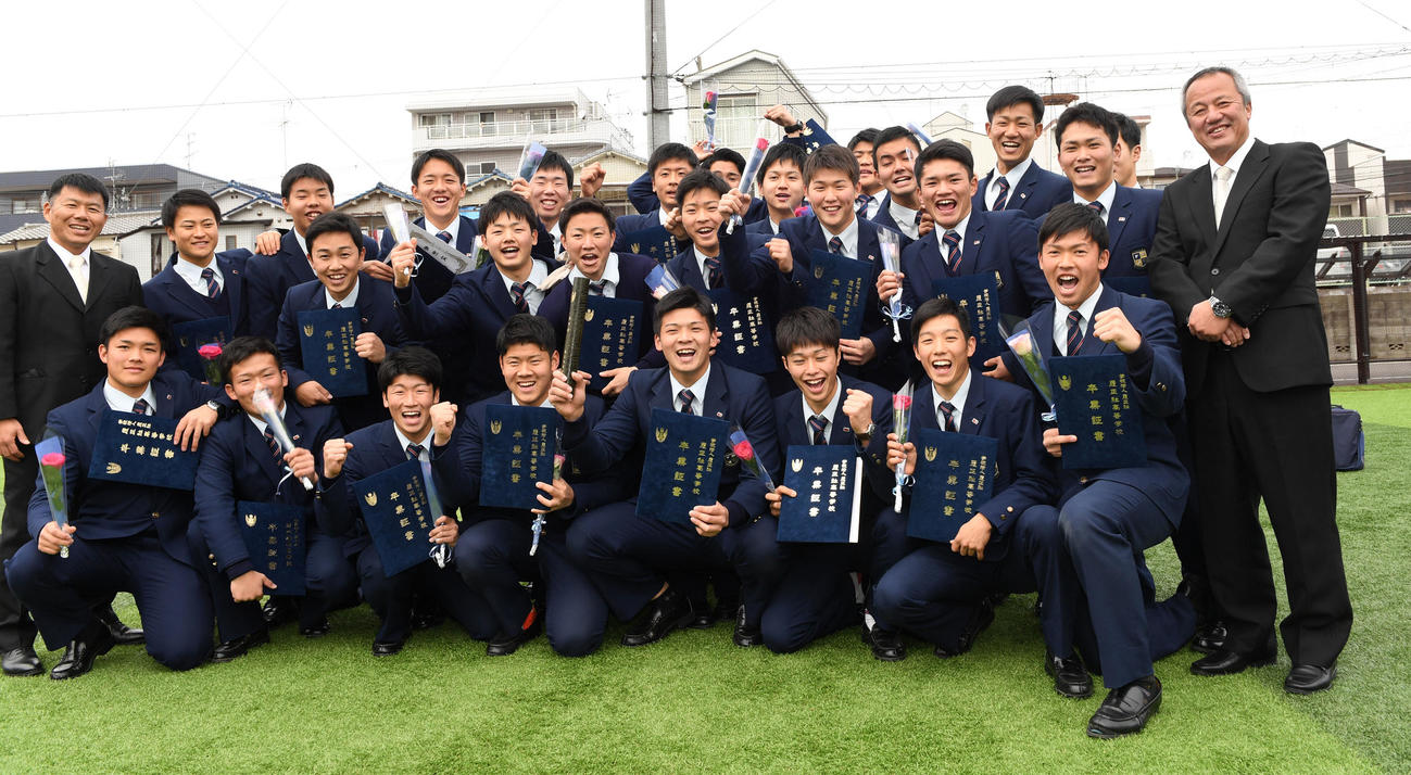 卒業式を終えナインとともに後輩にエールを送る井上（前列右か4人目ら）。右端は岡田監督（撮影・前岡正明）