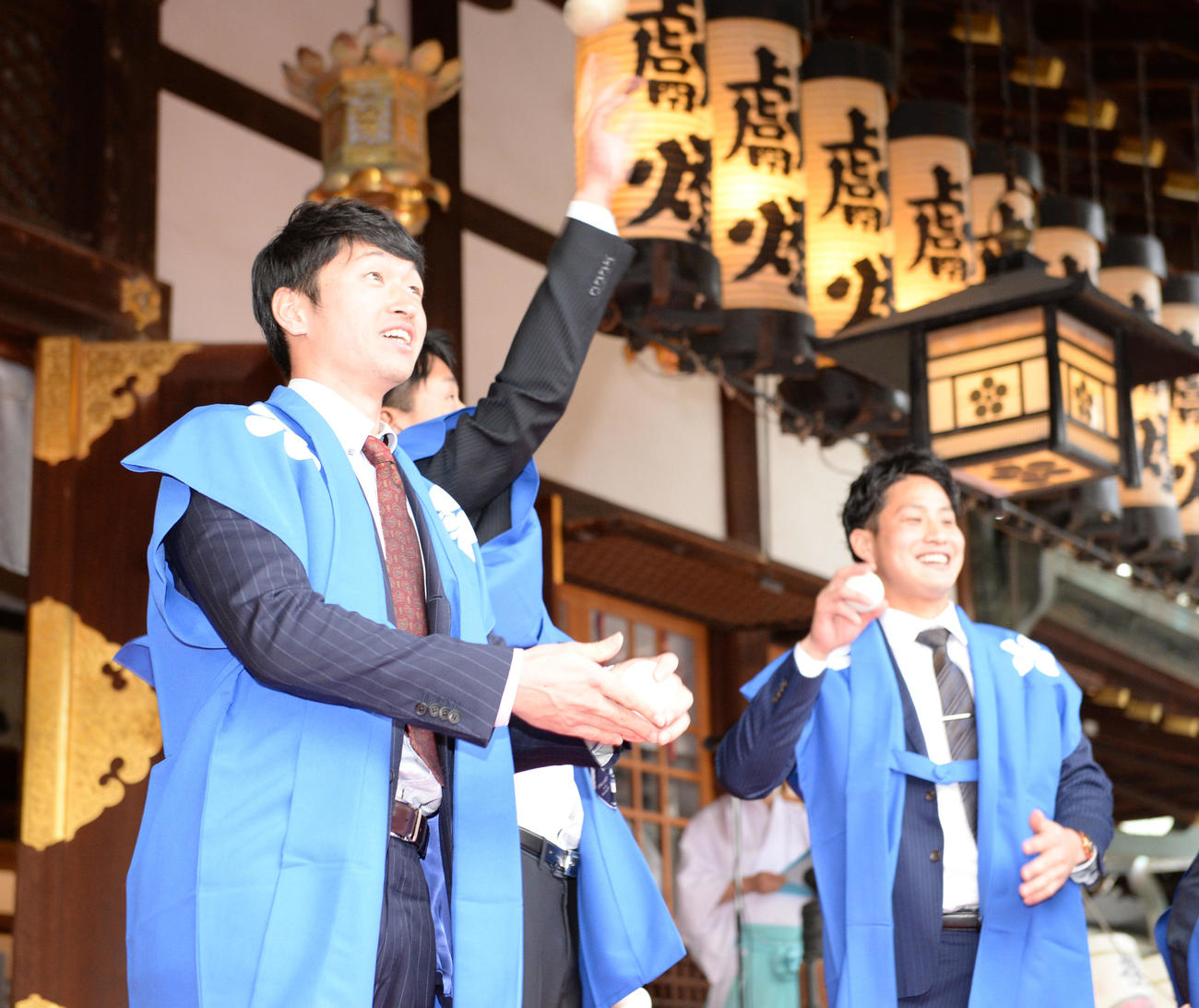 福玉を投げる近本。右は木浪（撮影・渦原淳）