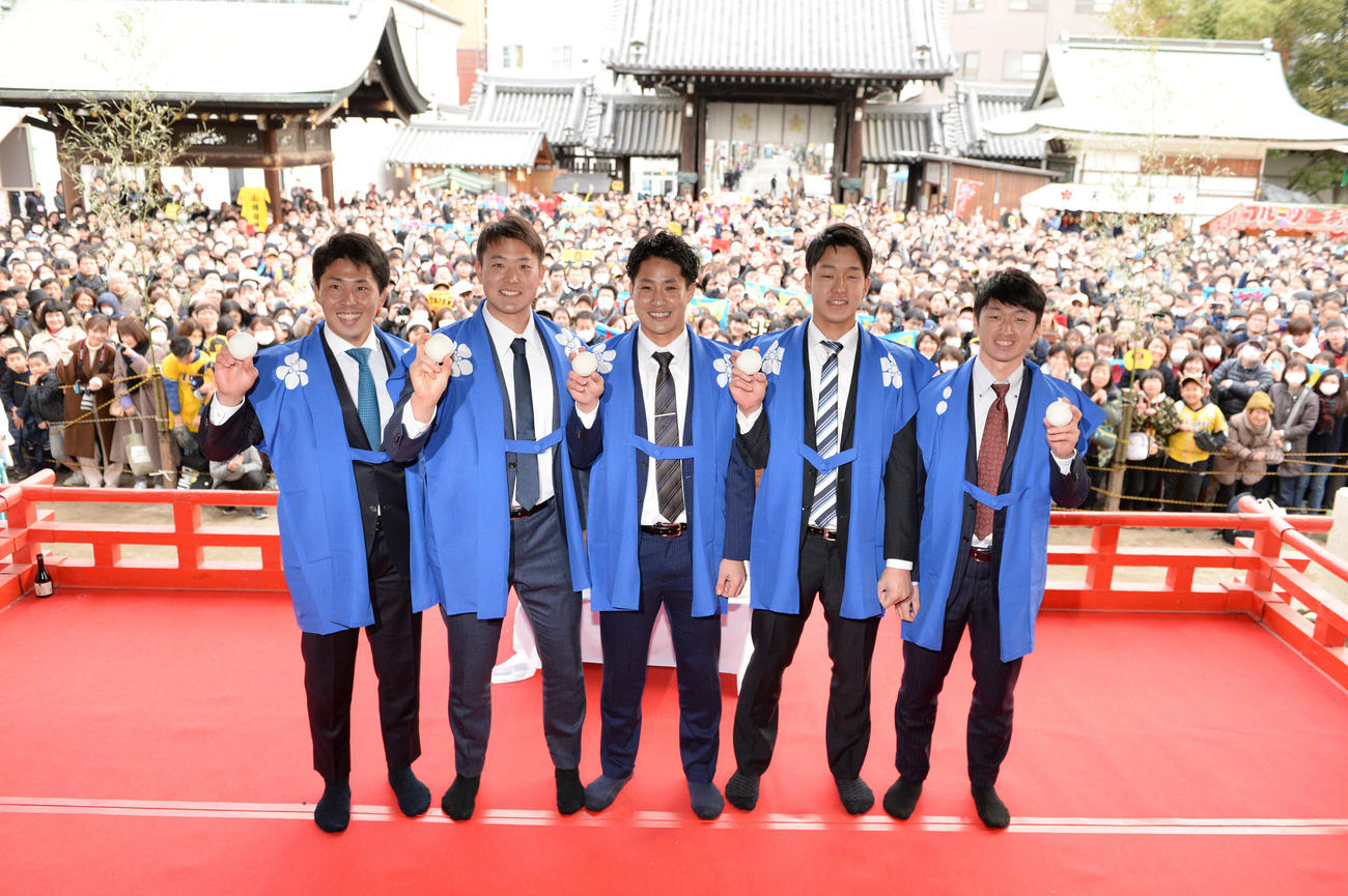 福玉まきに参加した左から片山、斎藤、木浪、小幡、近本（撮影・渦原淳）