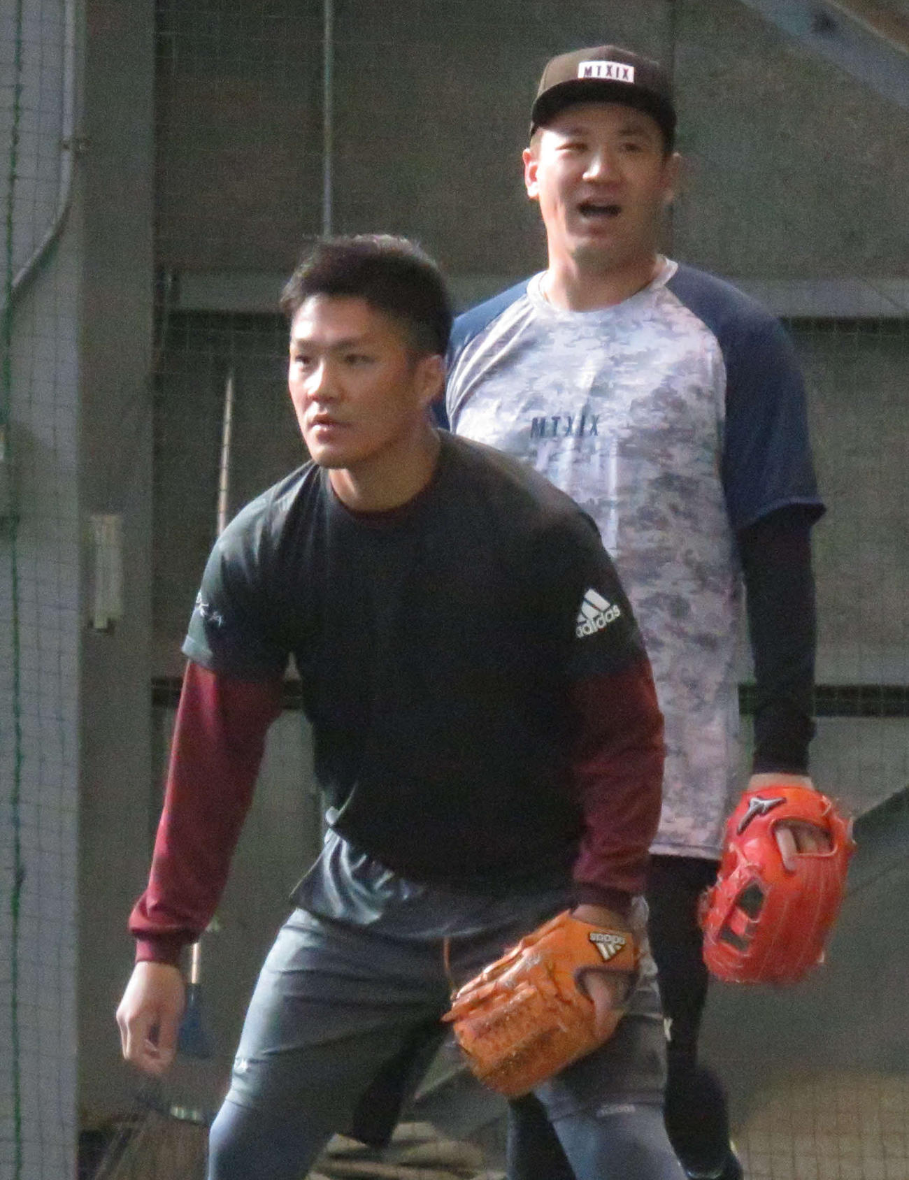 自主トレでノックを受ける楽天則本昂（手前）とヤンキース田中（撮影・桑原幹久）