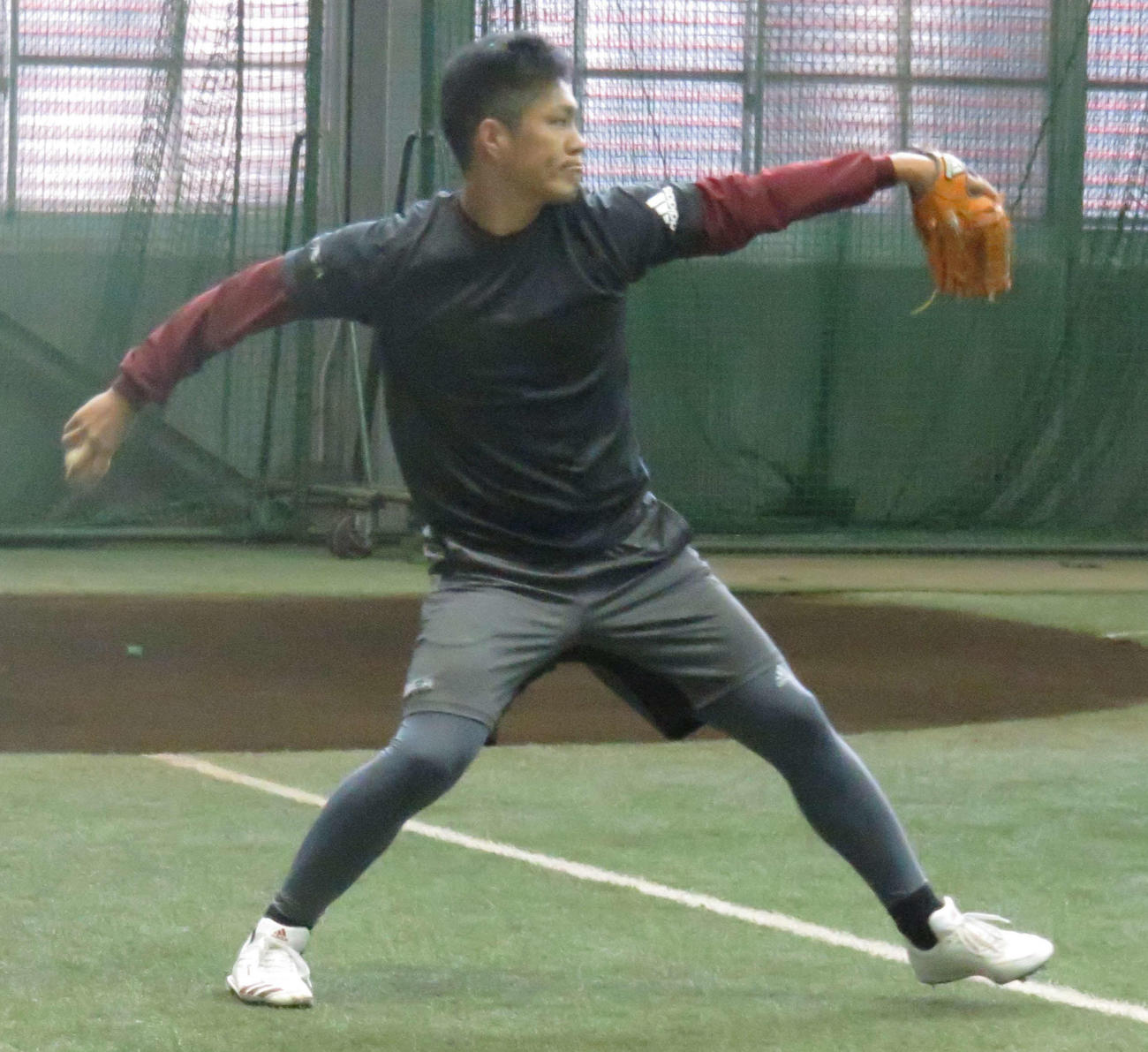 自主トレでキャッチボールを行う楽天則本昂（撮影・桑原幹久）