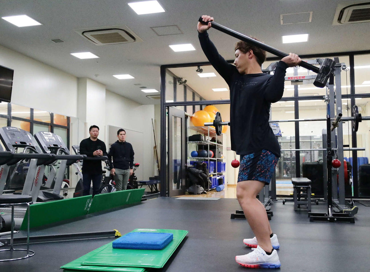 室伏氏指導の下、「エアハンマー」トレをするオリックス吉田正（撮影・丹羽敏通）