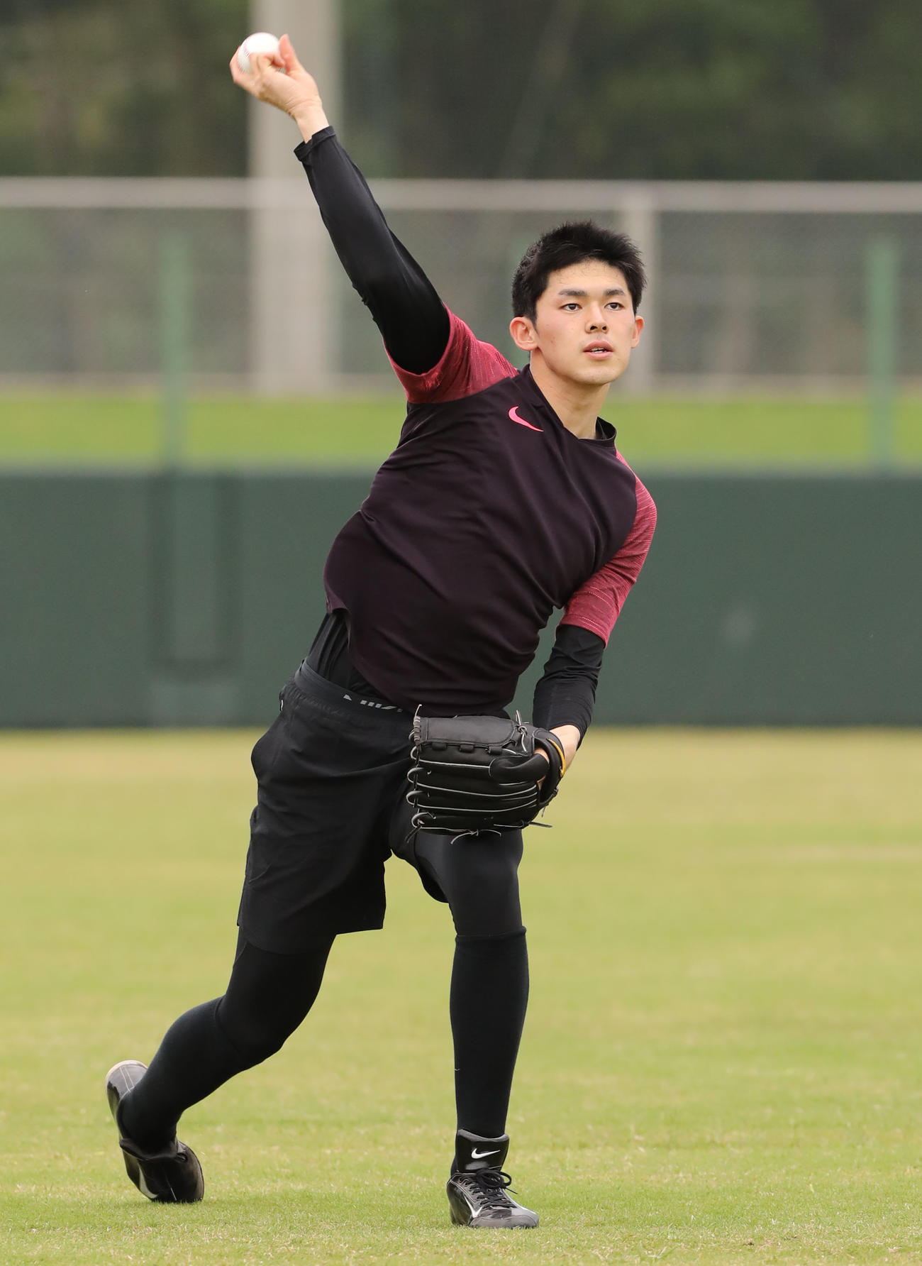 キャッチボールするロッテ佐々木朗（撮影・垰建太）